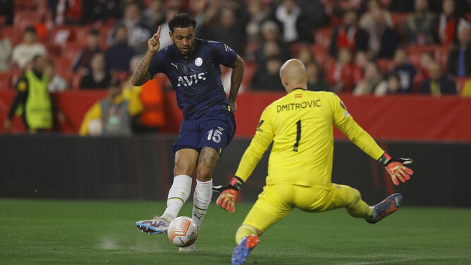 Dmitrovic le saca un mano a mano a King en una de sus grandes intervenciones.