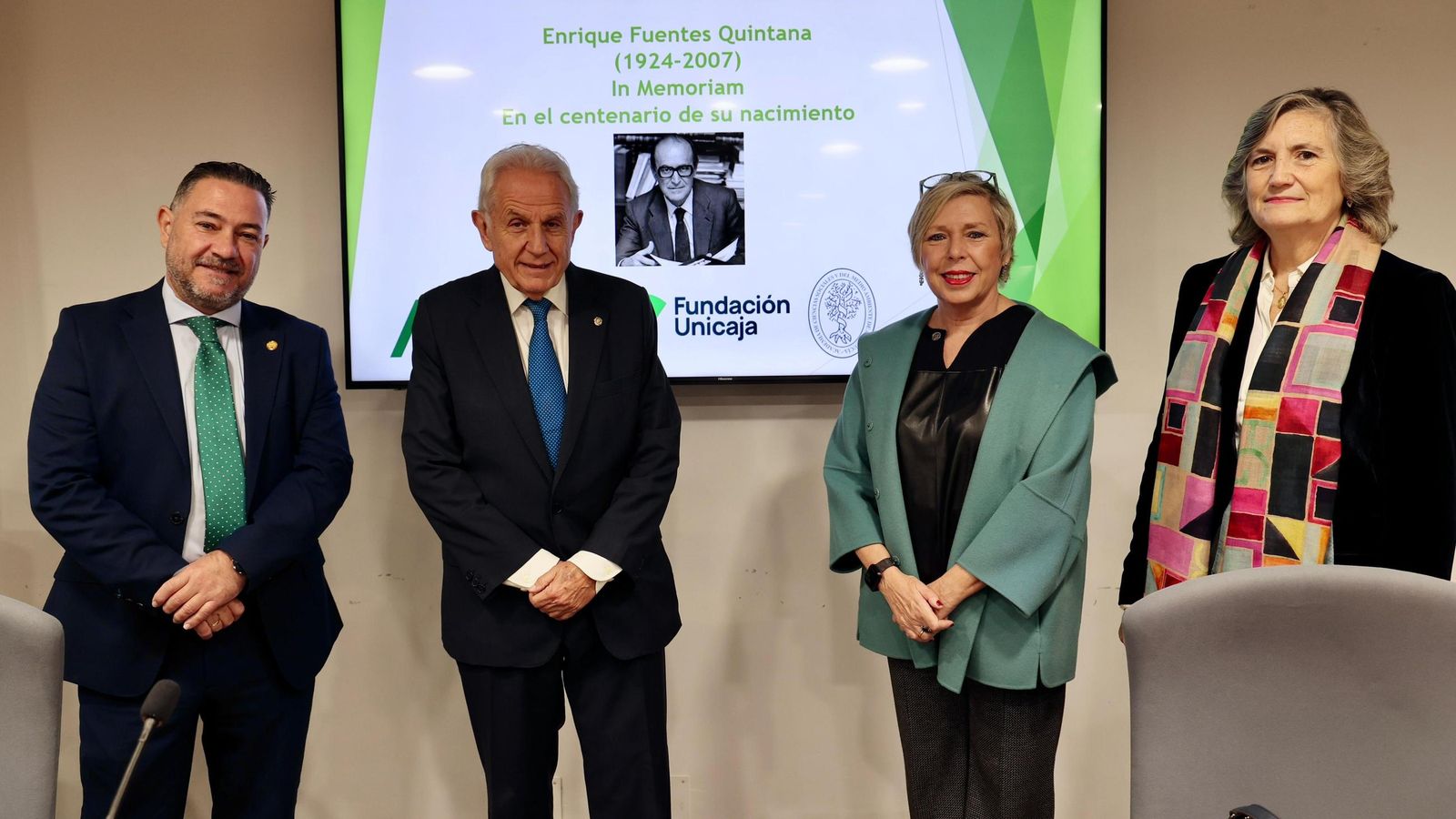 Antonio Navarro, Antonio Pascual, Carmen Vargas y Rocío Sánchez Lissen, antes del inicio de la jornada.