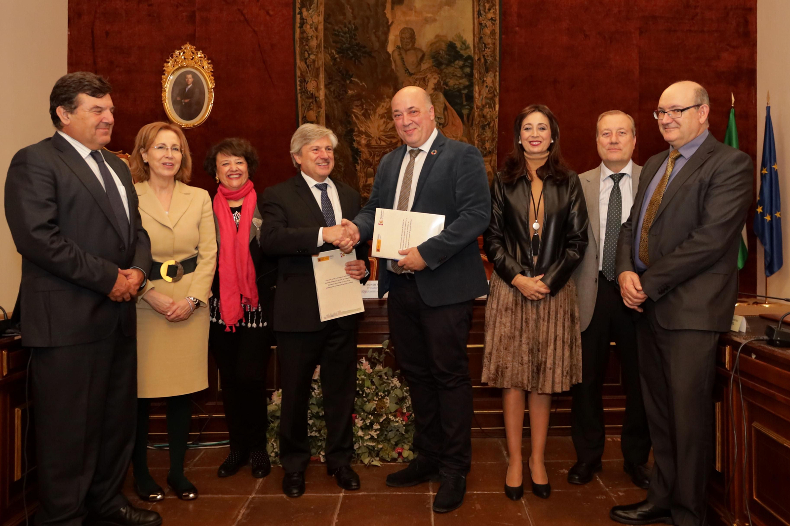 Autoridades en la firma del convenio.