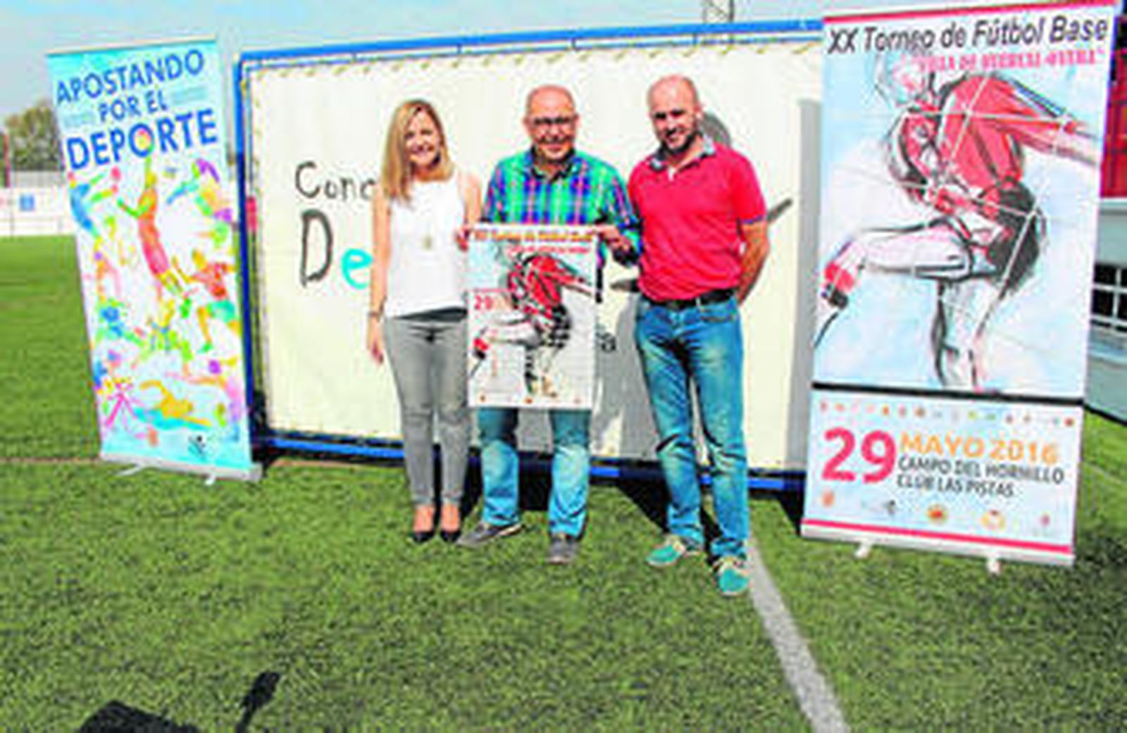 El alcalde, Domingo Fernández, junto a la concejal de Participación Ciudadana, Maribel Sánchez y el director del Fútbol Base, Andrés Navarro.