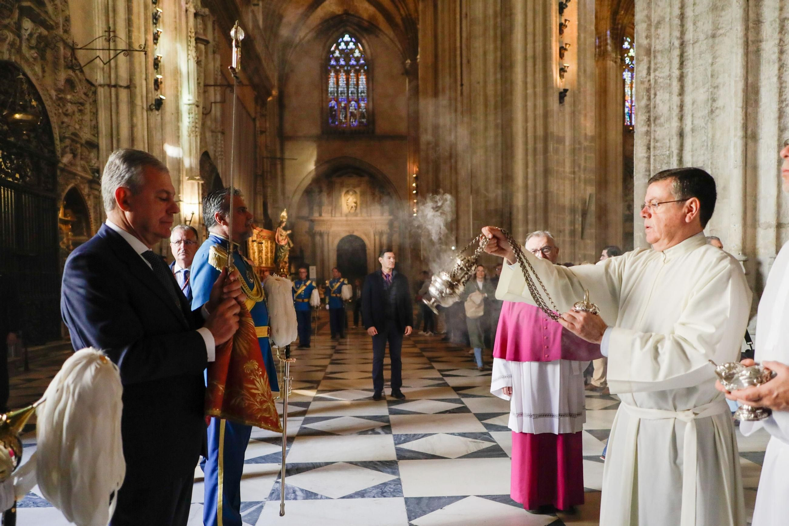 El alcalde José Luis Sanz porta la Lobera, la espada de San Fernando, en la procesión de San Clemente.