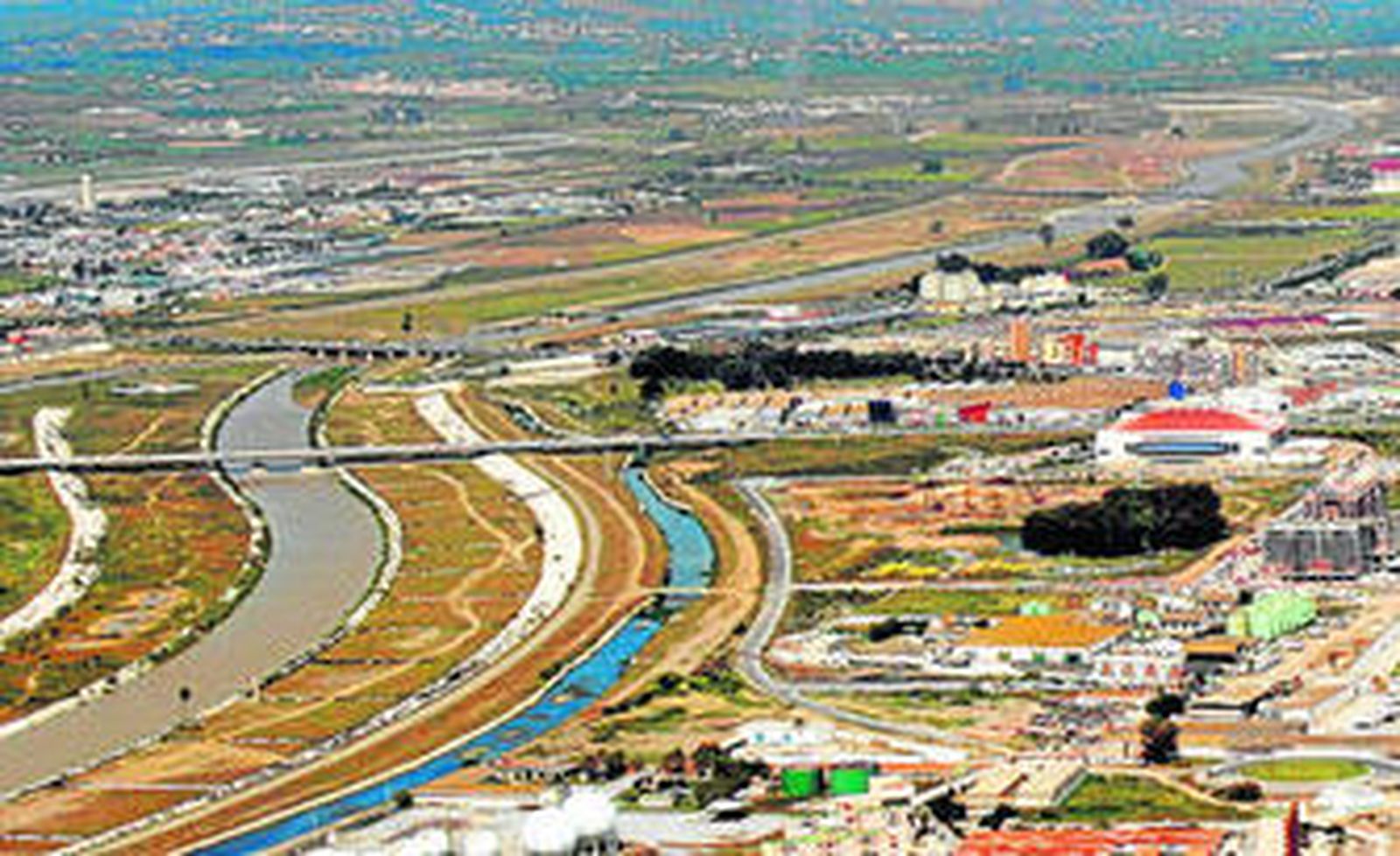 Vista de los terrenos situados junto al río Guadalhorce, donde Endesa proyecta su central de ciclo combinado.