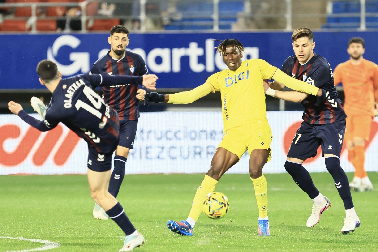 Dawda en una acción del Eibar-Cádiz.