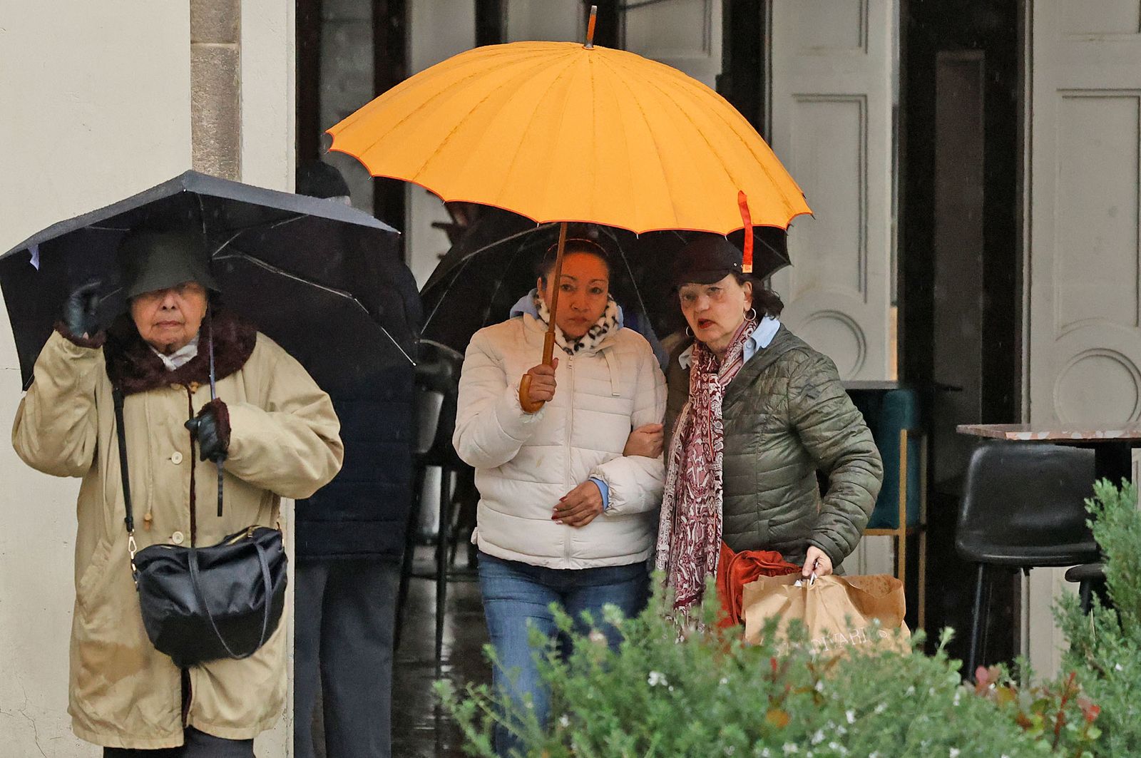 Imágenes de una mañana lluviosa en la capital