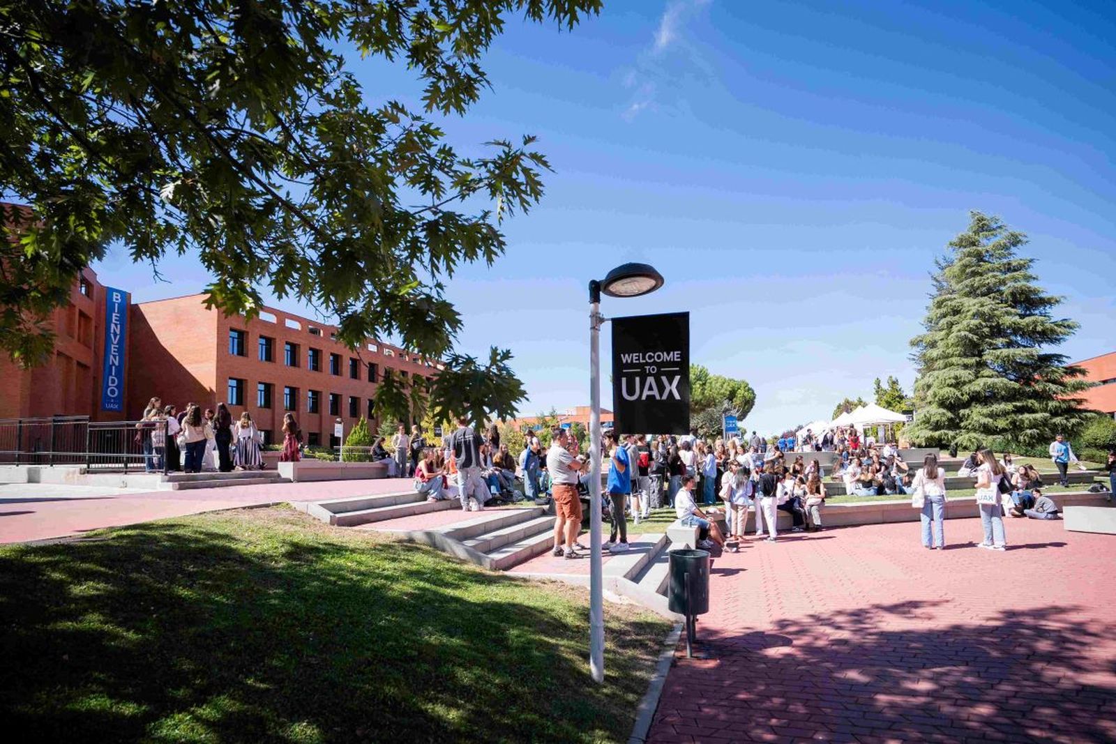 Alumnos en las inmediaciones de la Universidad Alfonso X el Sabio.