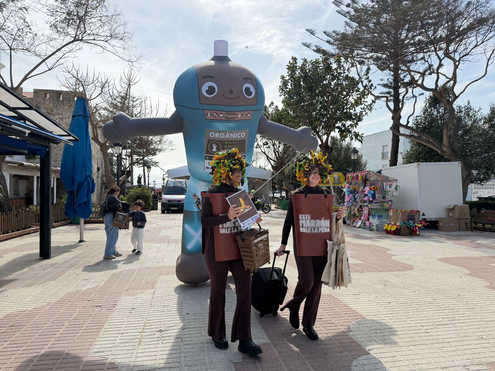 La campaña de la Mancomunidad y Arcgisa para el uso del contenedor marrón llega a Tarifa