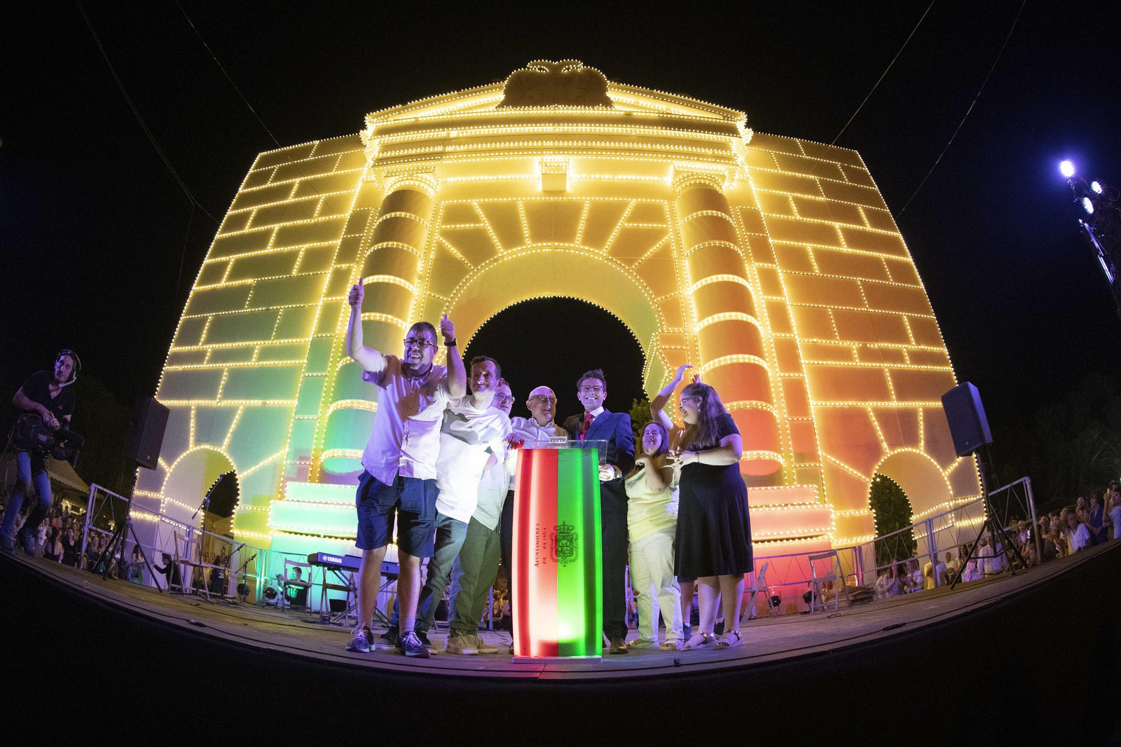 La emotiva portada del ferial de Granada alumbrada