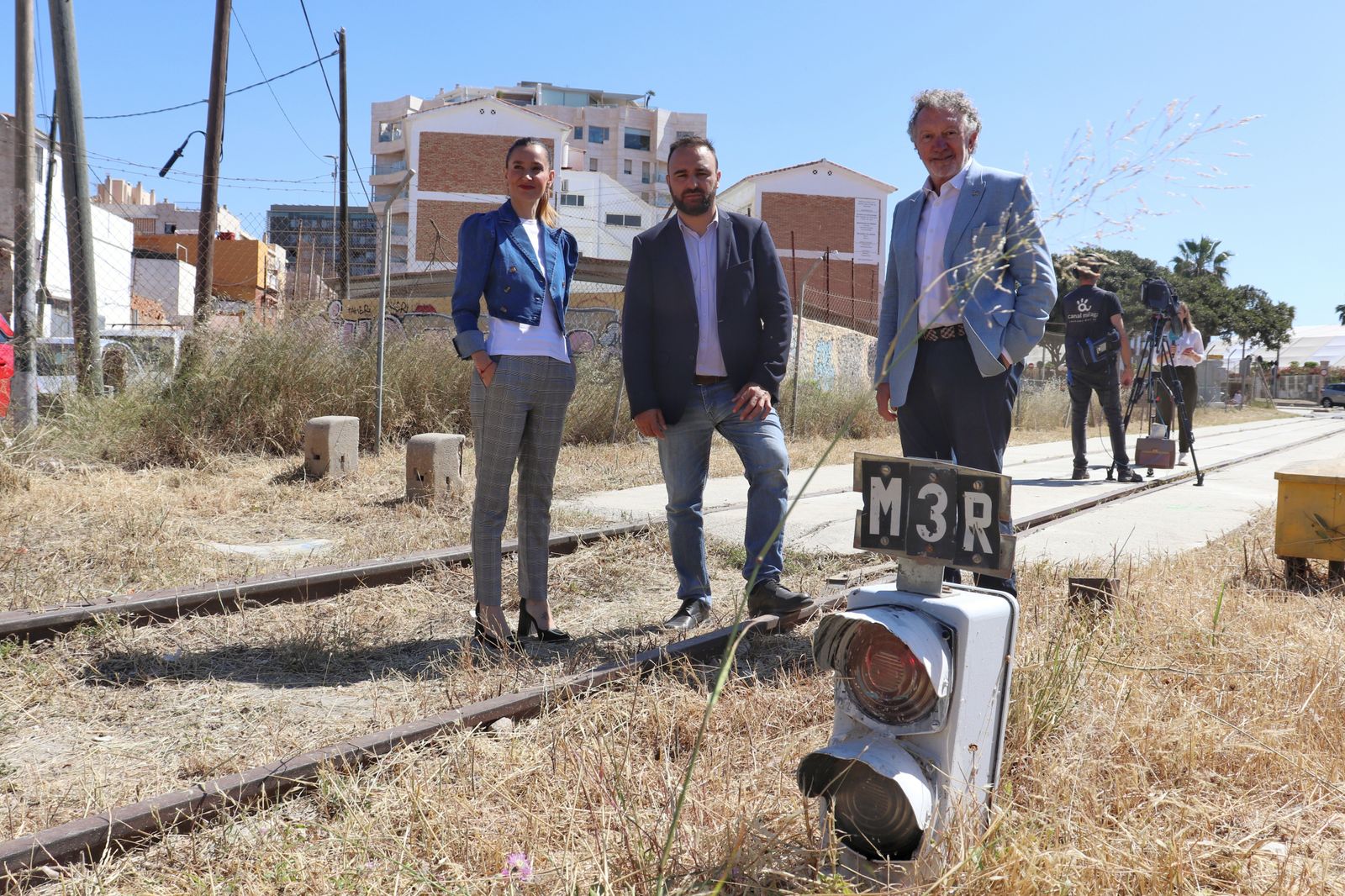 Elisa Pérez de Siles, Mario Cortés y Andrés Gutiérrez , en las vías, inutilizadas, que van al Puerto.