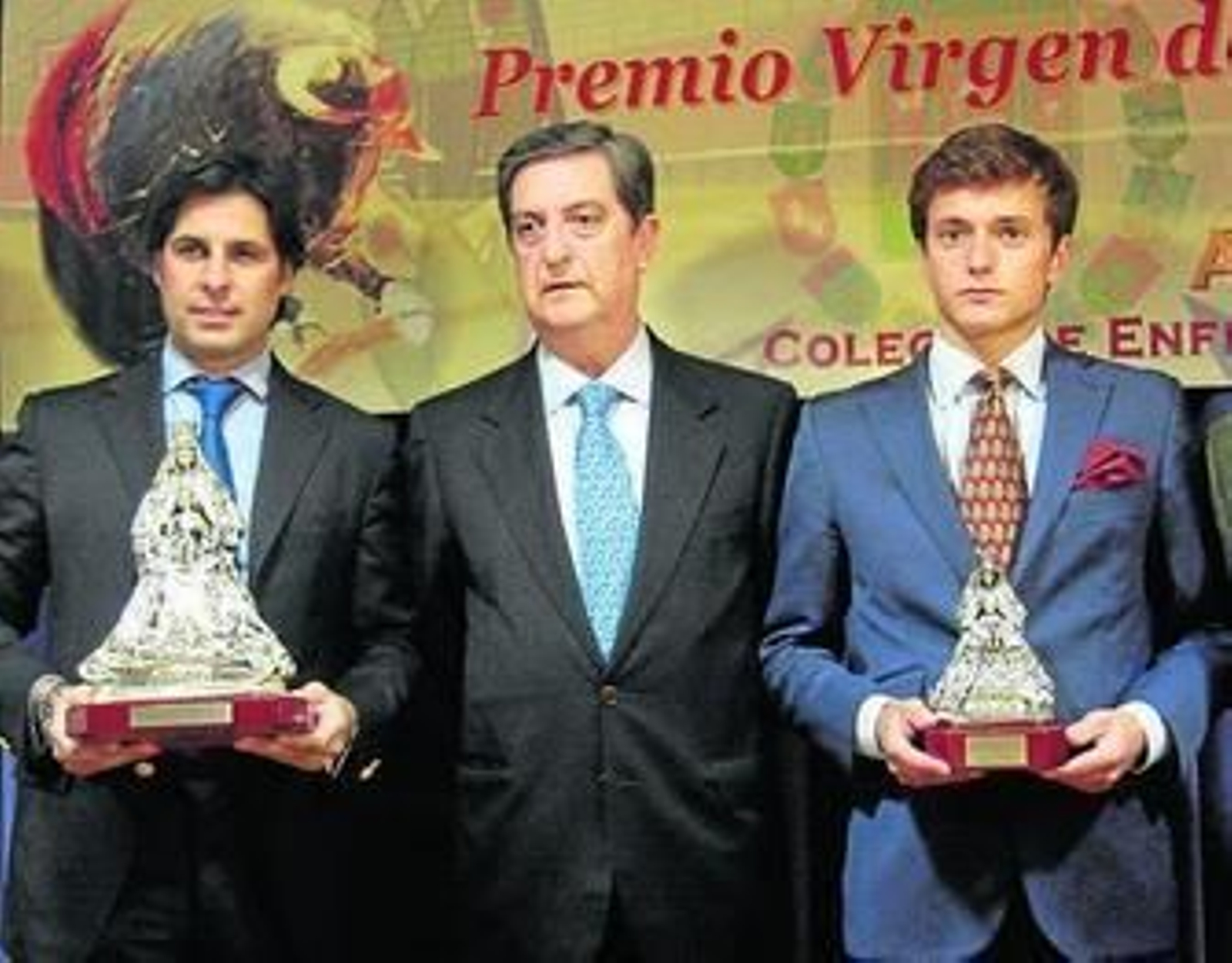Rivera Ordóñez y Lama de Góngora, con los trofeos recibidos.