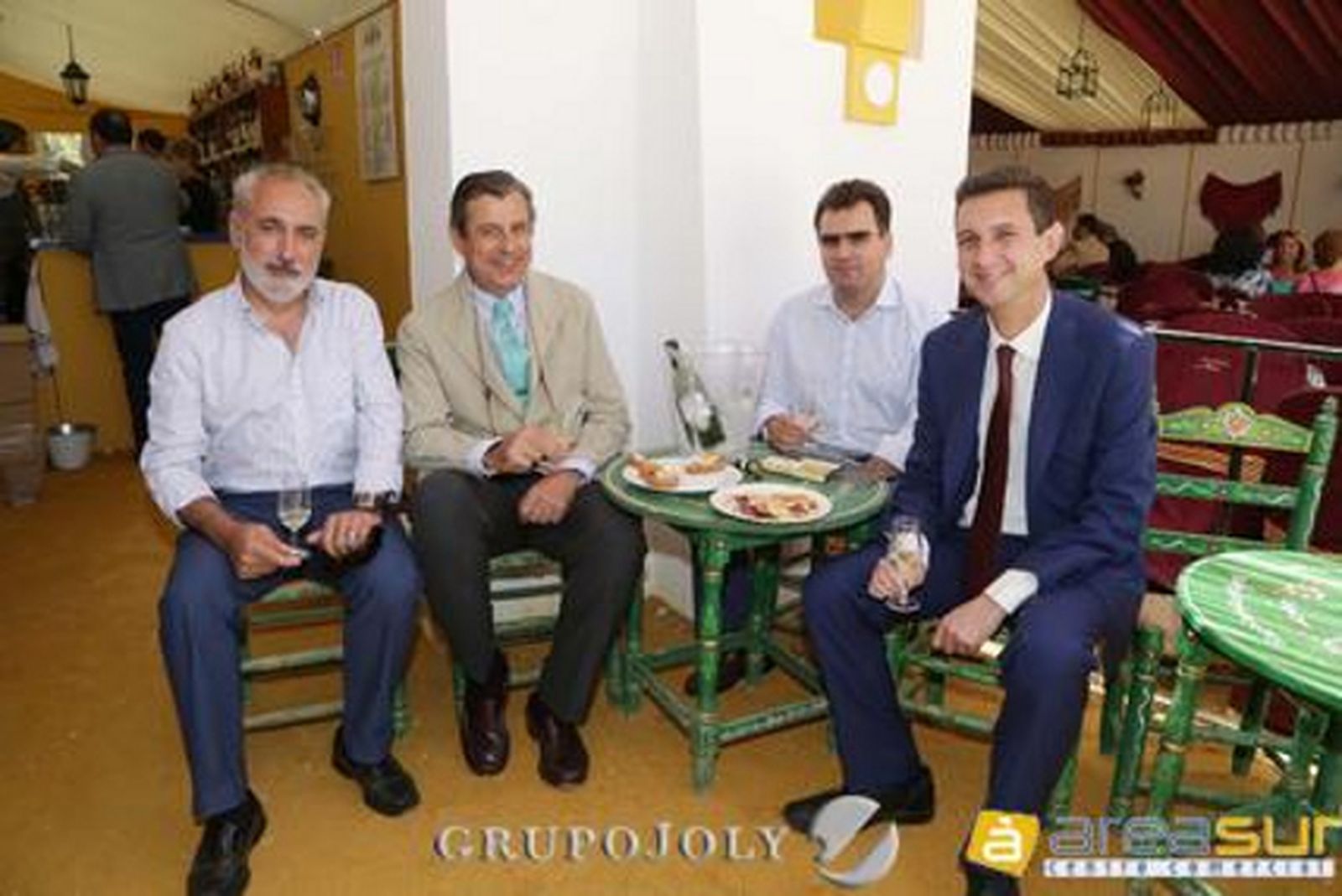 Rafael Rubens y Juan G. Guerrero de Carbis, acompañados por el jugador de pádel José Herrera y Miguel Berraquero disfrutan de la caseta del Diario.

Foto: Vanesa Lobo