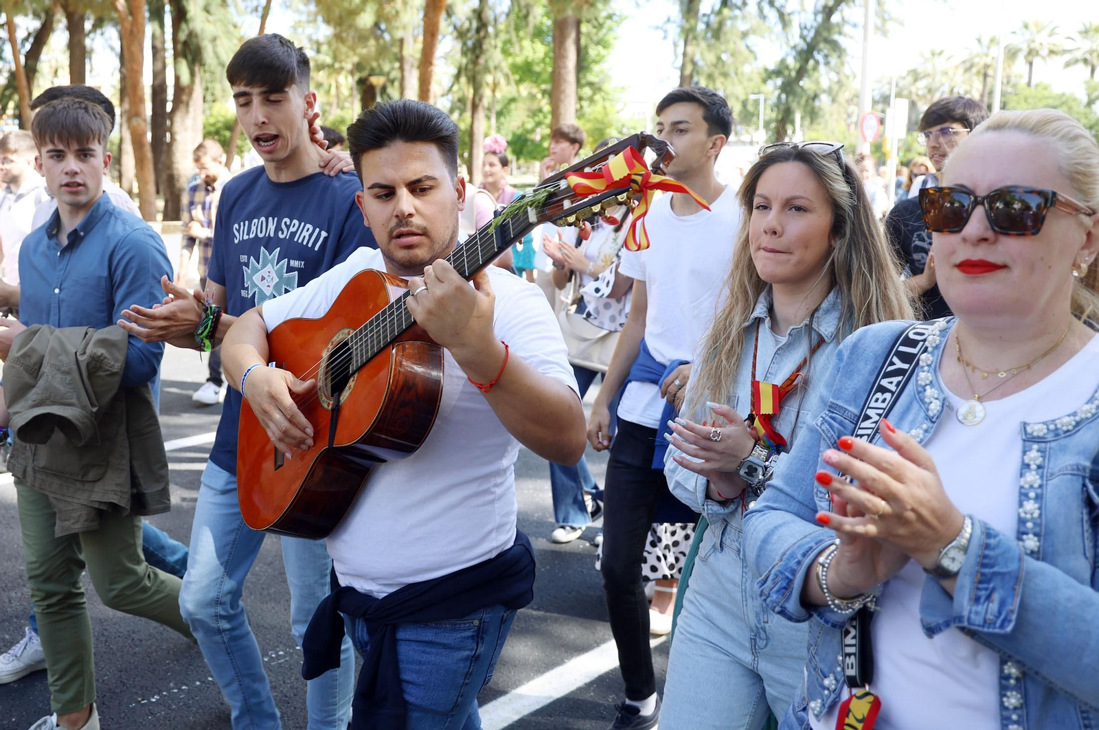 Las mejores imágenes de los peregrinos en la salida de Emigrantes