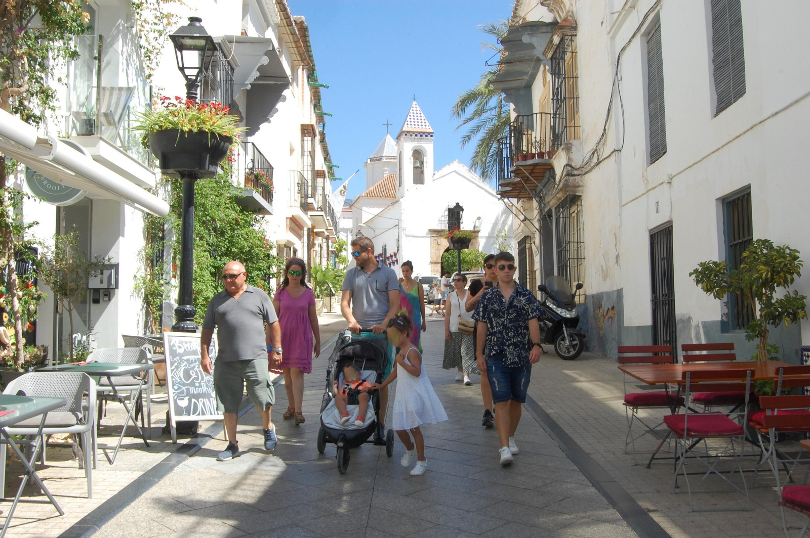Turistas paseando por el casco antiguo de Marbella. Turistas paseando por el casco antiguo de Marbella.
