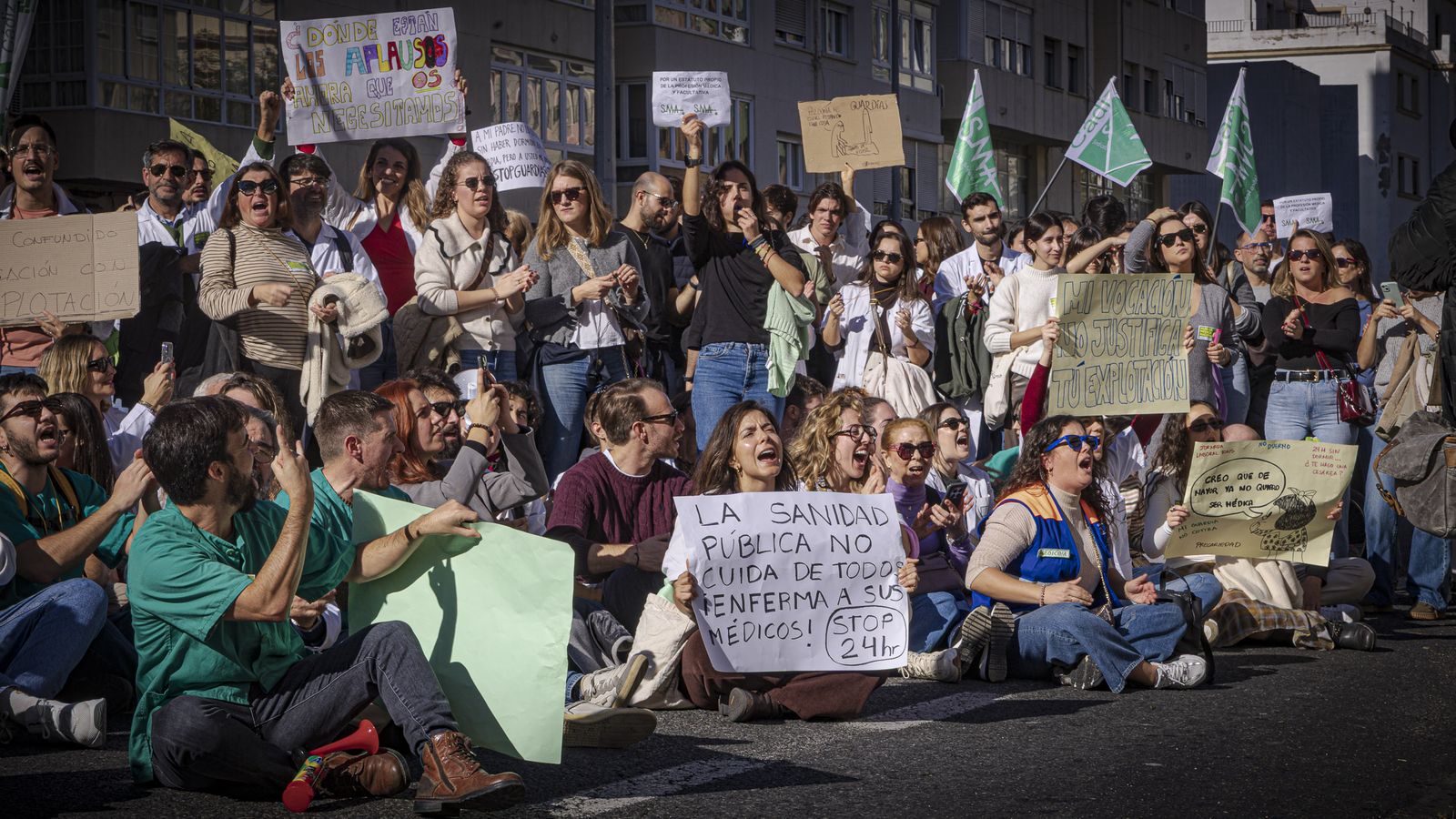 Las imágenes de la manifestación de médicos durante su tercer día de huelga en Cádiz