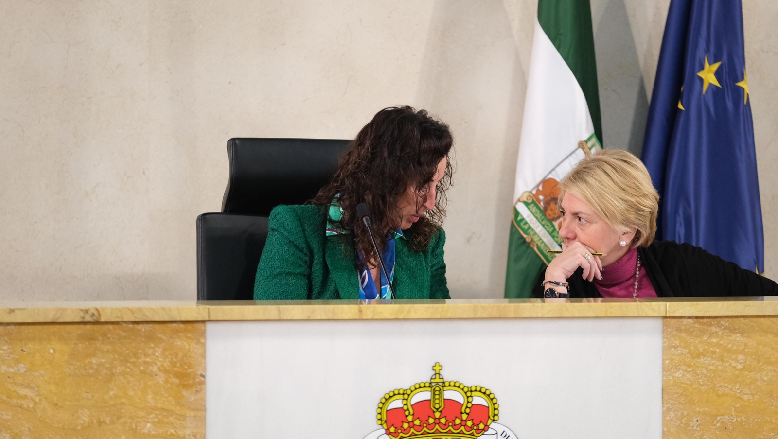María Vázquez y Eloísa Cabrera, en el Salón de Plenos