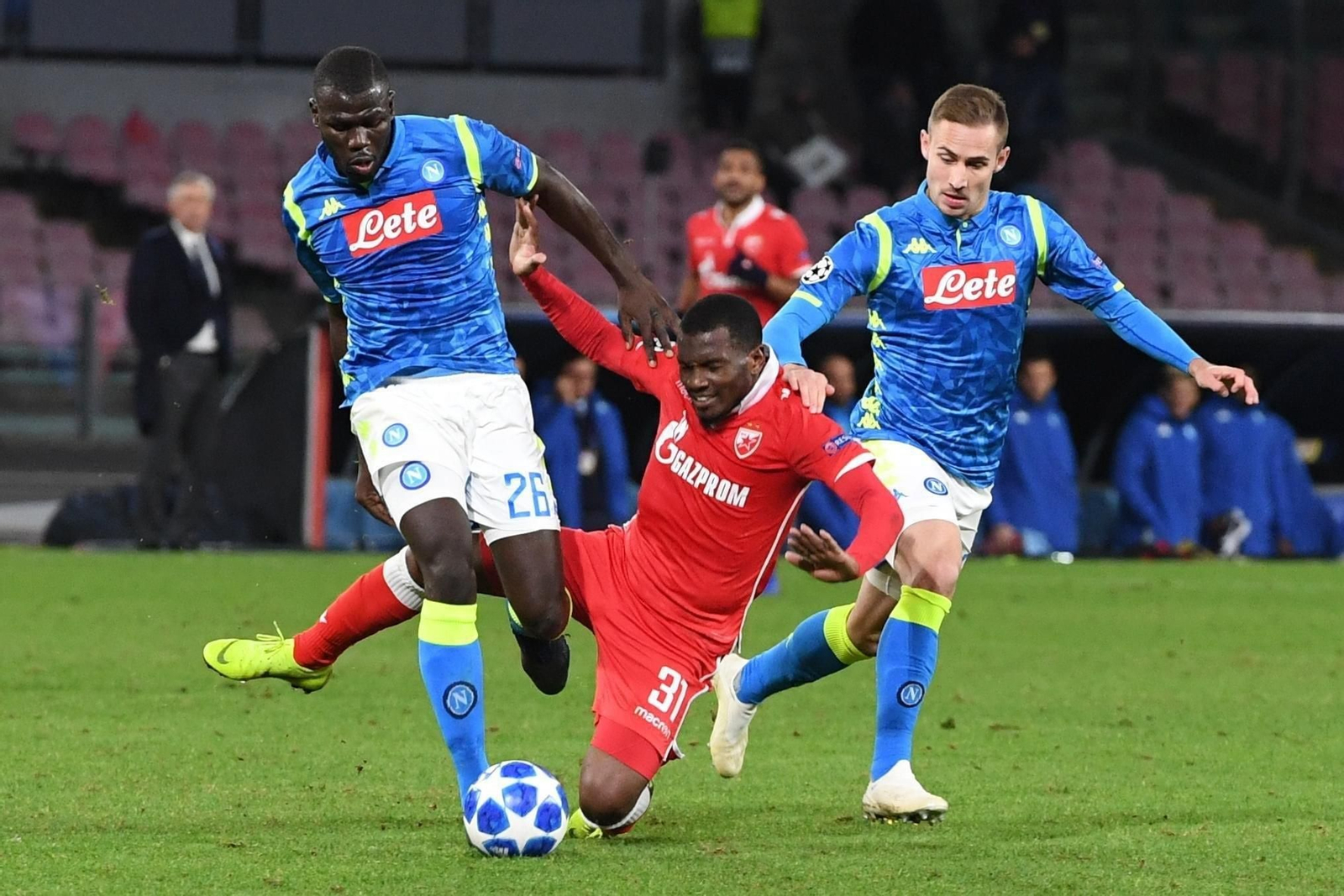 Marko Rog, junto a su compañero Koulibaly ante el Estrella Roja.