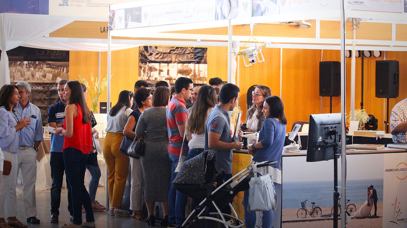 Uno de los stand de Bodasur, repleto de público recabando información.