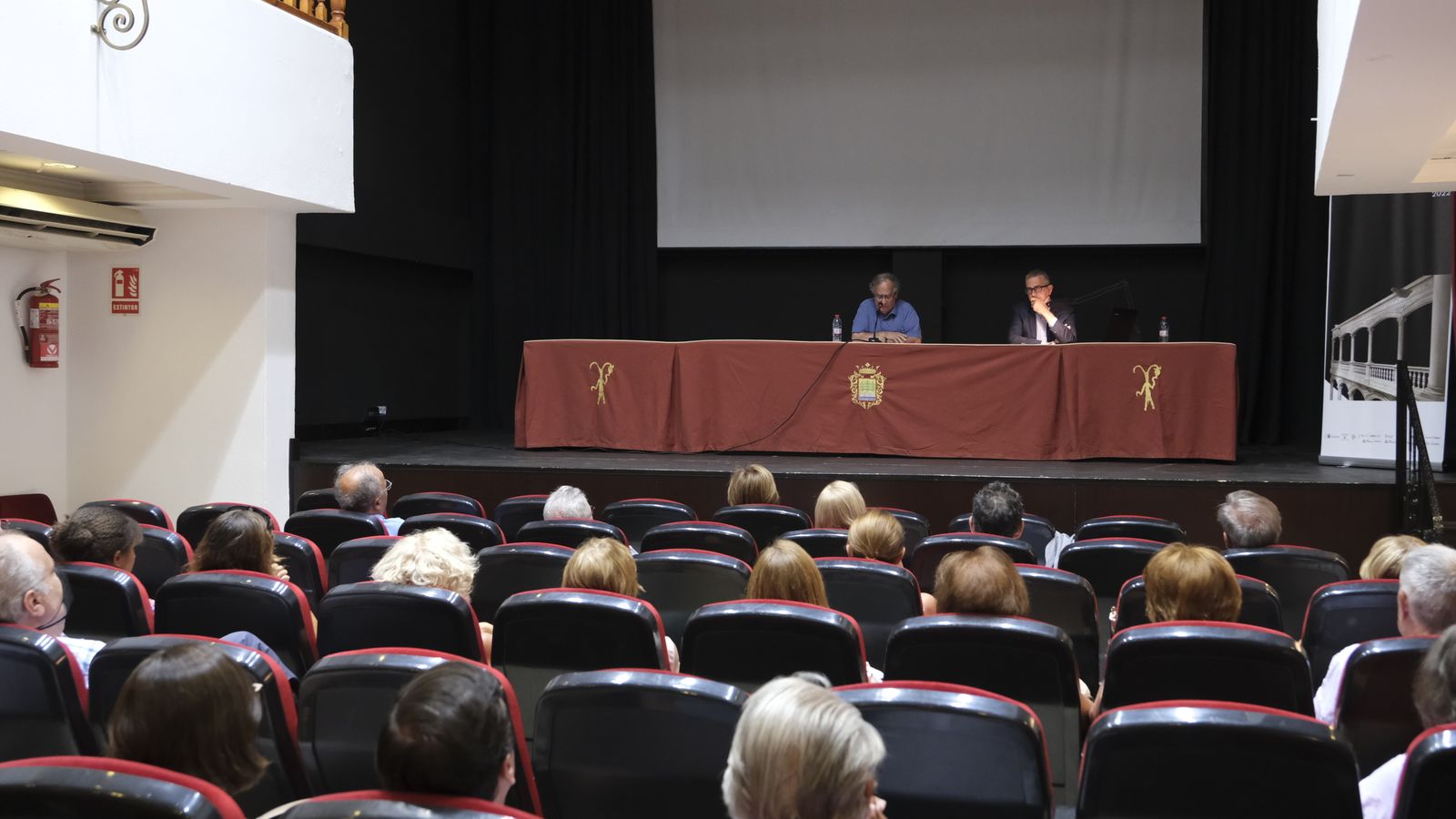 El teatro municipal de Vélez-Blanco acoge las conferencias cada tarde.