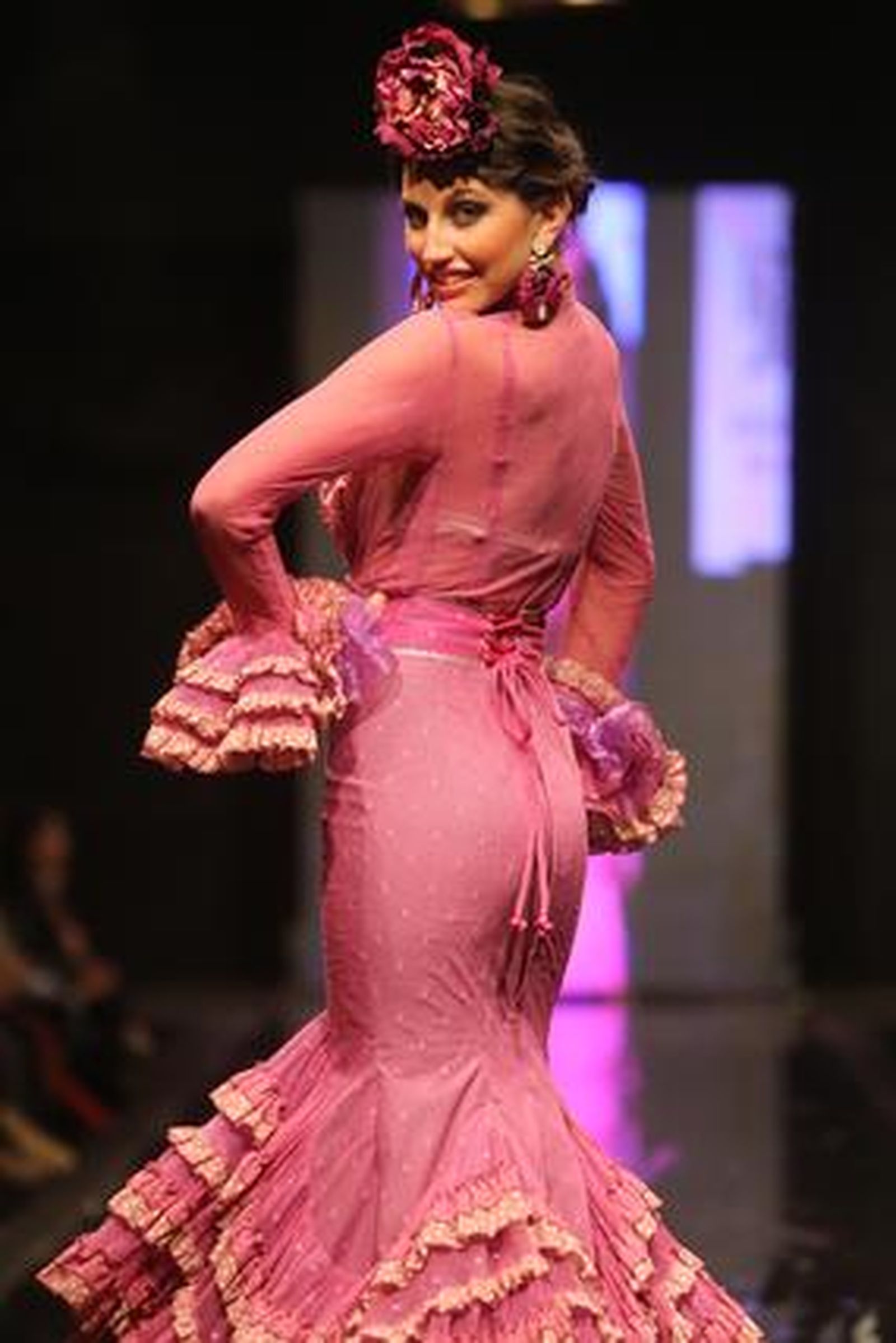 La colección 'Volantes de plata' puso el broche de oro a la pasarela con un homenaje a los 25 años de la firma.

Foto: Juan Carlos Corchado