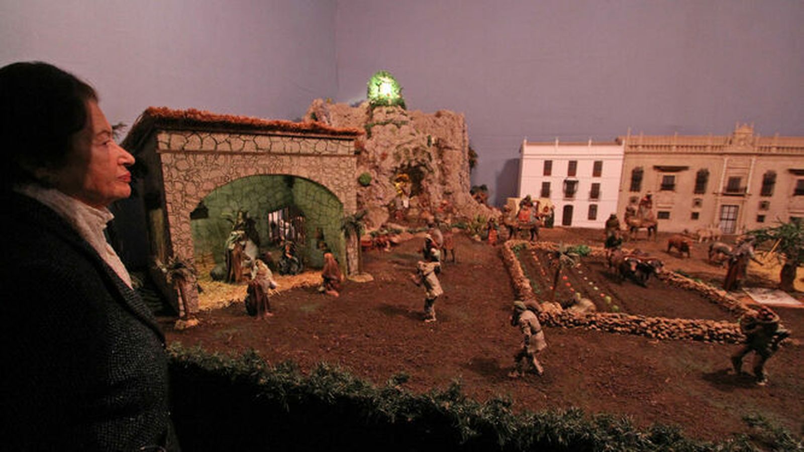 Una mujer admira el montaje del Belén de la Solidaridad.