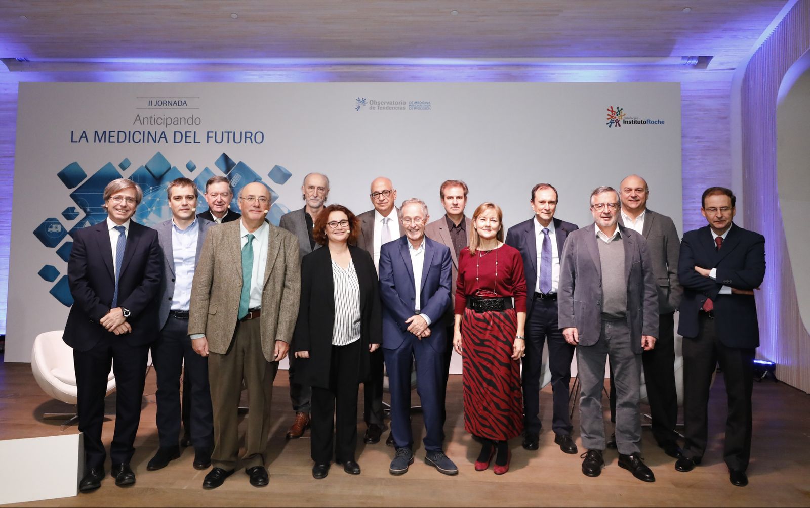 Foto de familia de los ponentes en la jornada junto a los miembros del Observatorio y los responsables de la Fundación Instituto Roche, Consuelo Martín de Dios y Federico Plaza.
