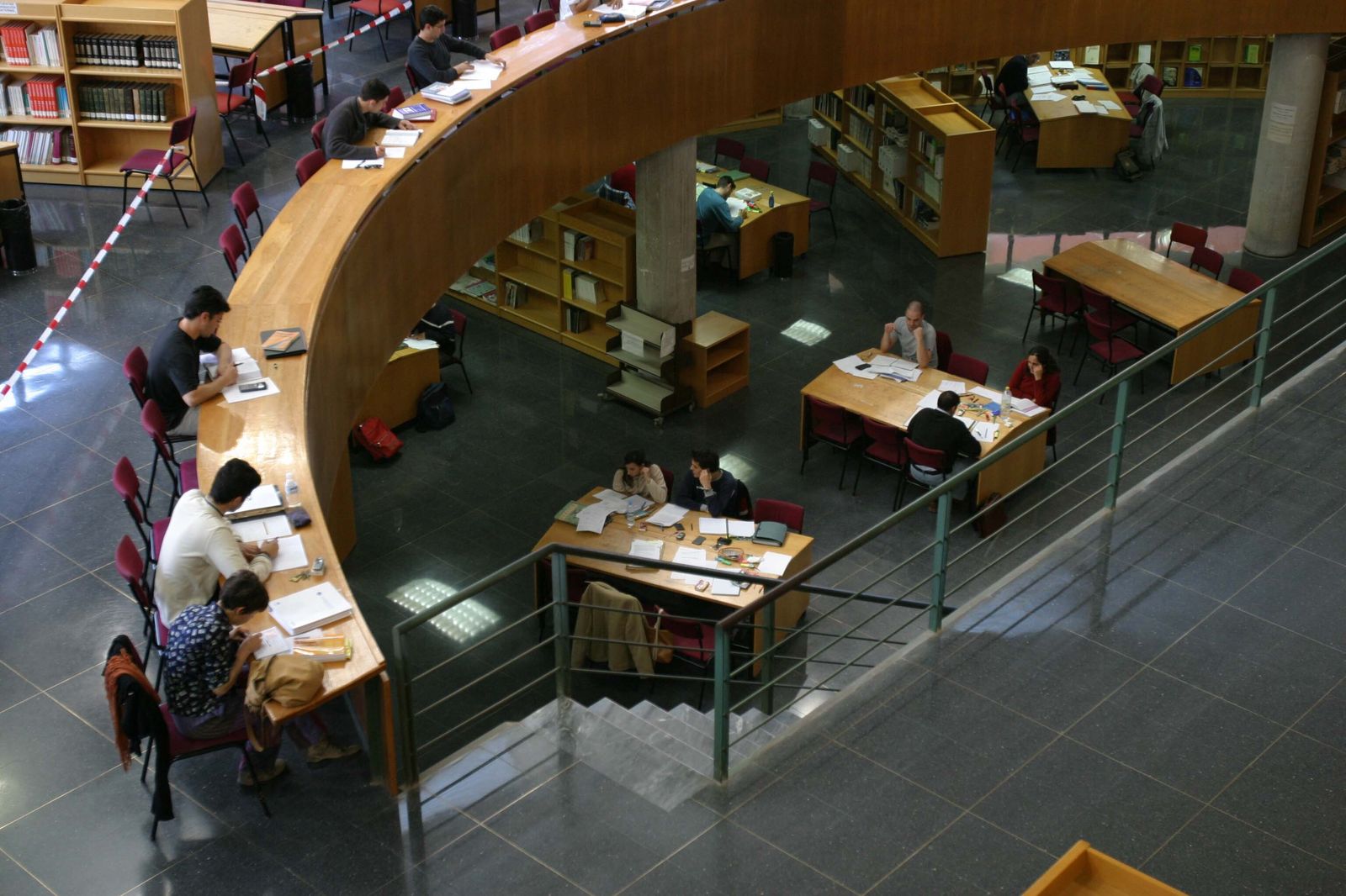 Interior de la biblioteca universitaria del campus  de Teatinos en la Universidad de Málaga.