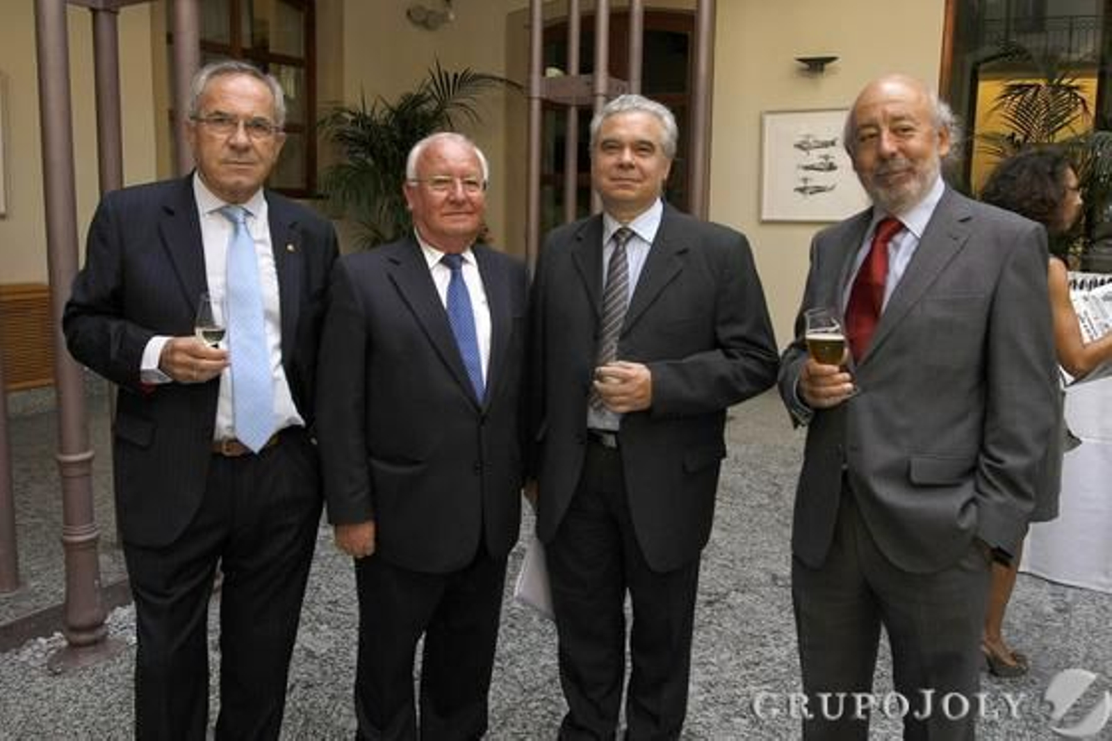 Fernando Blanco, cónsul de Filipinas; Fernando Lepiani, cónsul de Haití;Víctor Aloé, cónsul de Argentina; y Emilio Núñez, cónsul del Reino de Países Bajos. 

Foto: Julio Gonzalez-Joaquin Pino-Jose Braza