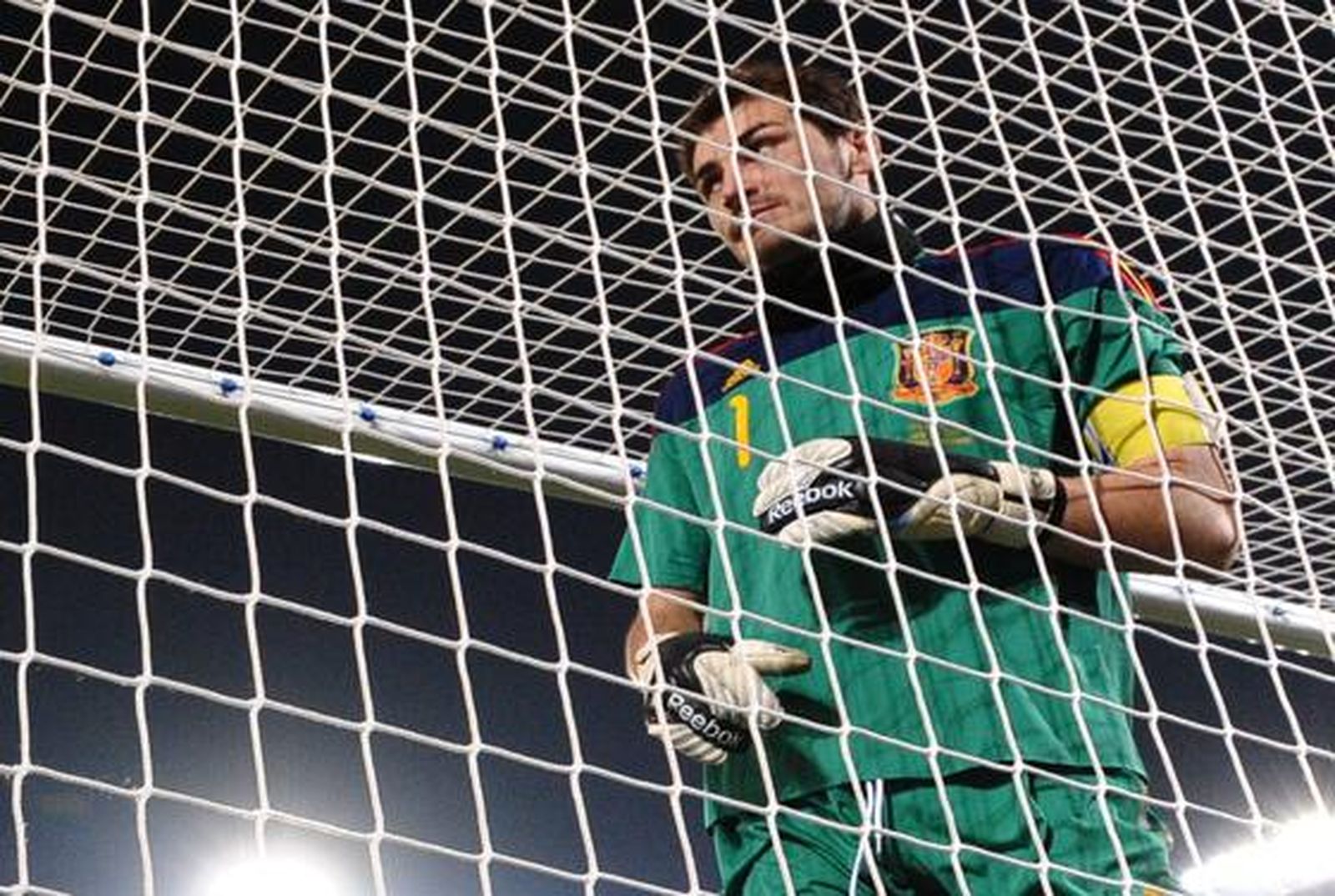 Casillas recoge el esférico de su portería. / Reportaje gráfico: EFE, Reuters, AFP.