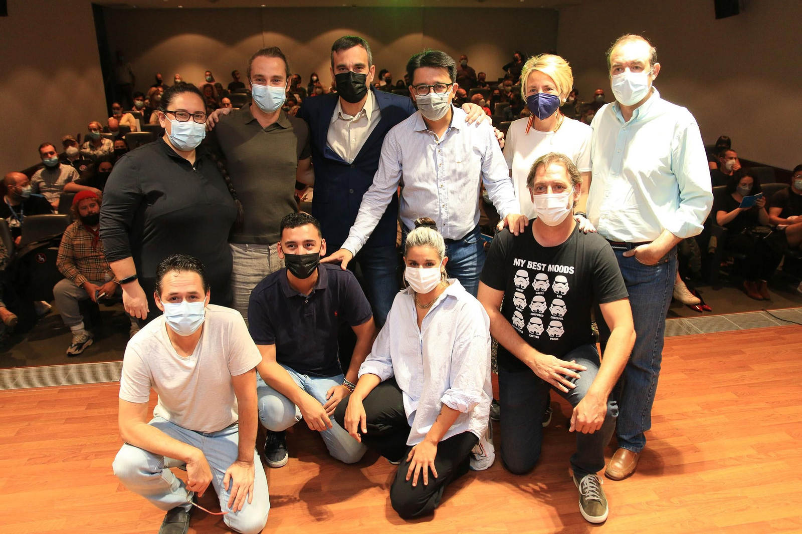 Manuel Guzmán, Eloisa Cabrera y Enrique Iznaola con los representantes de los ocho cortometrajes proyectados.