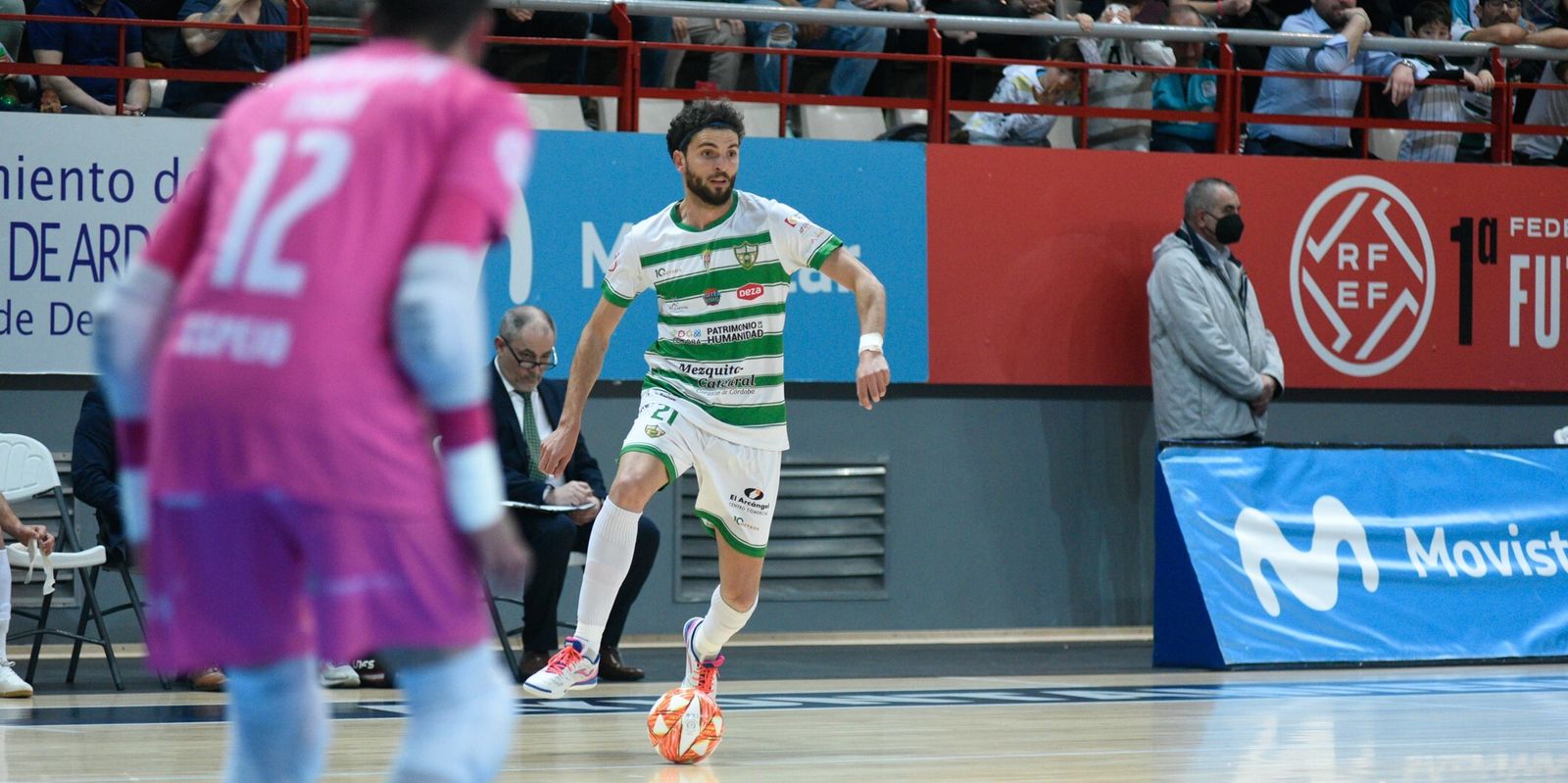 Zequi controla el balón en la visita del Córdoba Patrimonio al Movistar Inter.