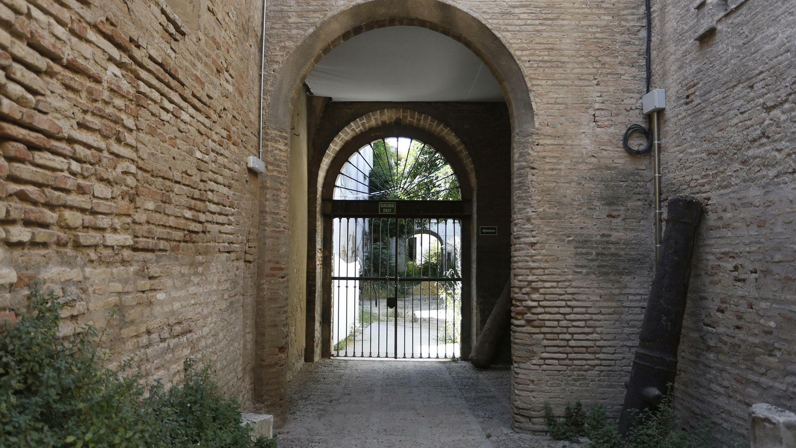 La portada de Maese Rodrigo que conecta los jardines con el compás de la iglesia.