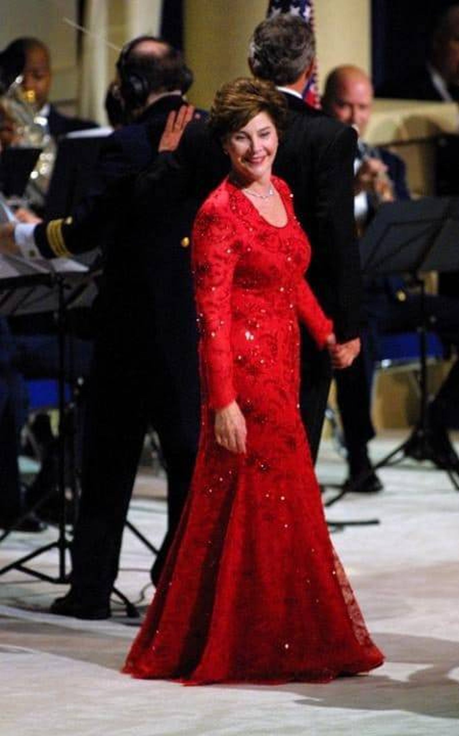 Laura Bush, de rojo.