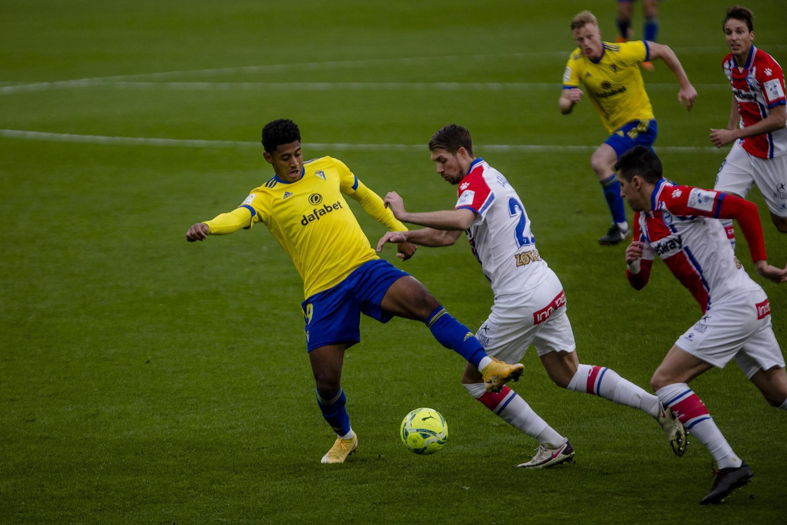 Lozano y un rival durante el Cádiz-Alavés del pasado curso.