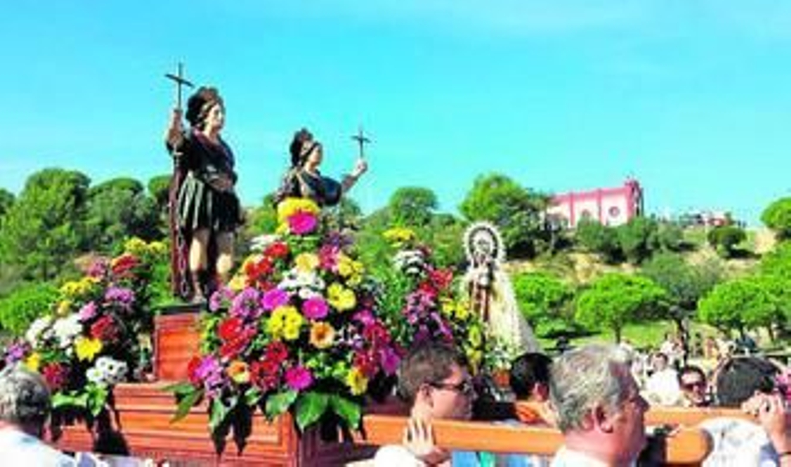 Los copatronos, junto a la Virgen del Carmen de Gallineras, con la ermita del Cerro al fondo.