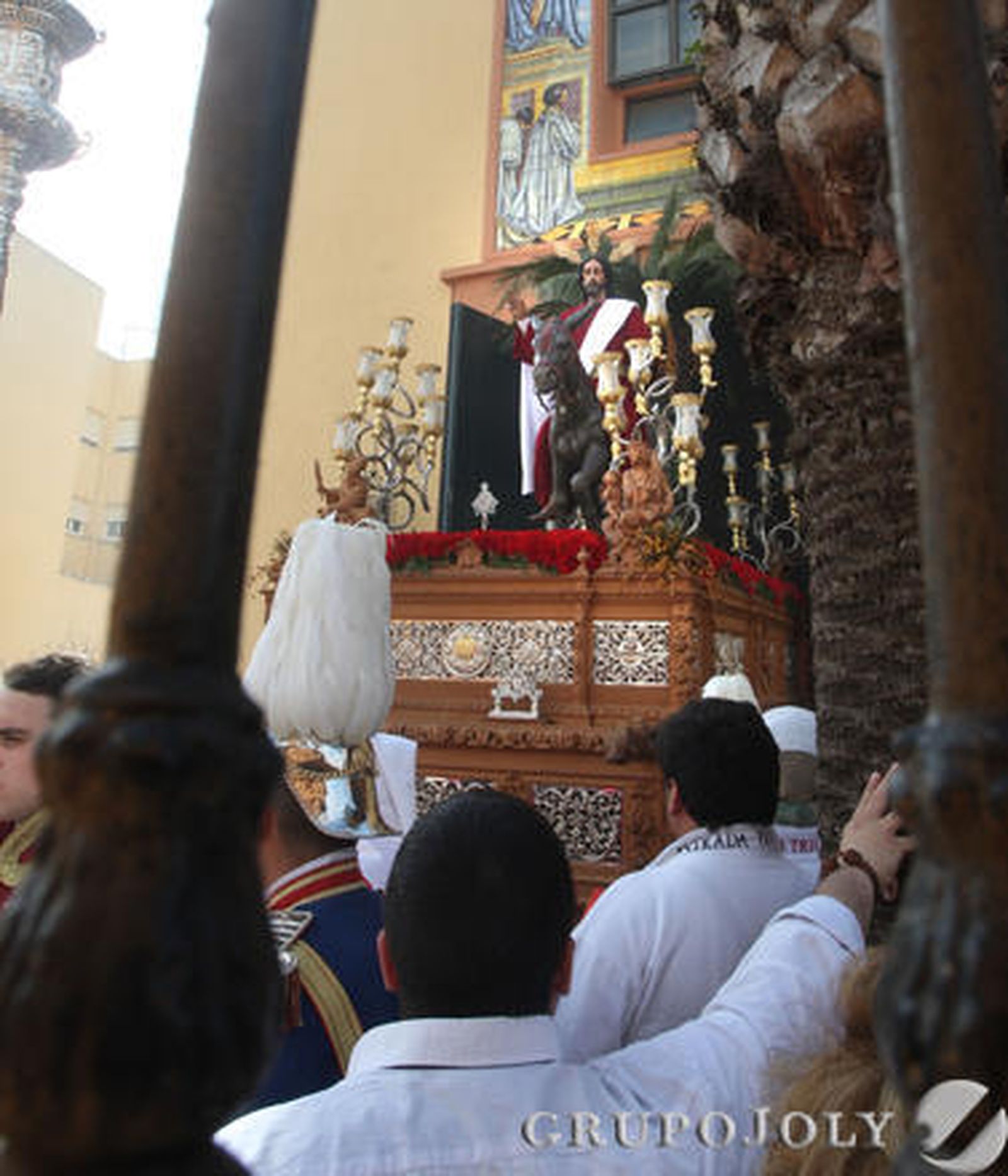 El sol acompañó al Cristo en el primer día de Semana Santa./Paco Guerrero