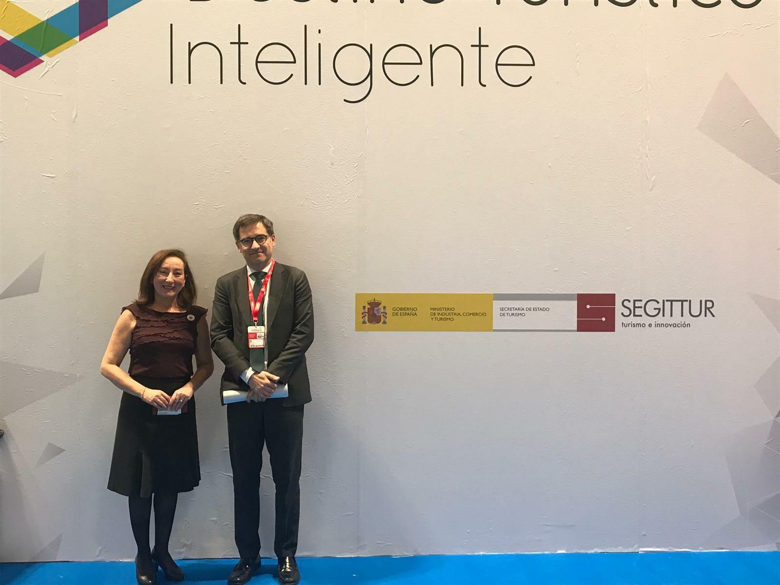 Isabel Gallardo con el representante de Segittur en Fitur.