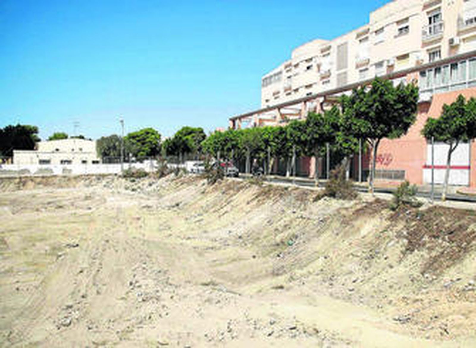 Imagen que presenta el solar tras la intervención de los empleados municipales.