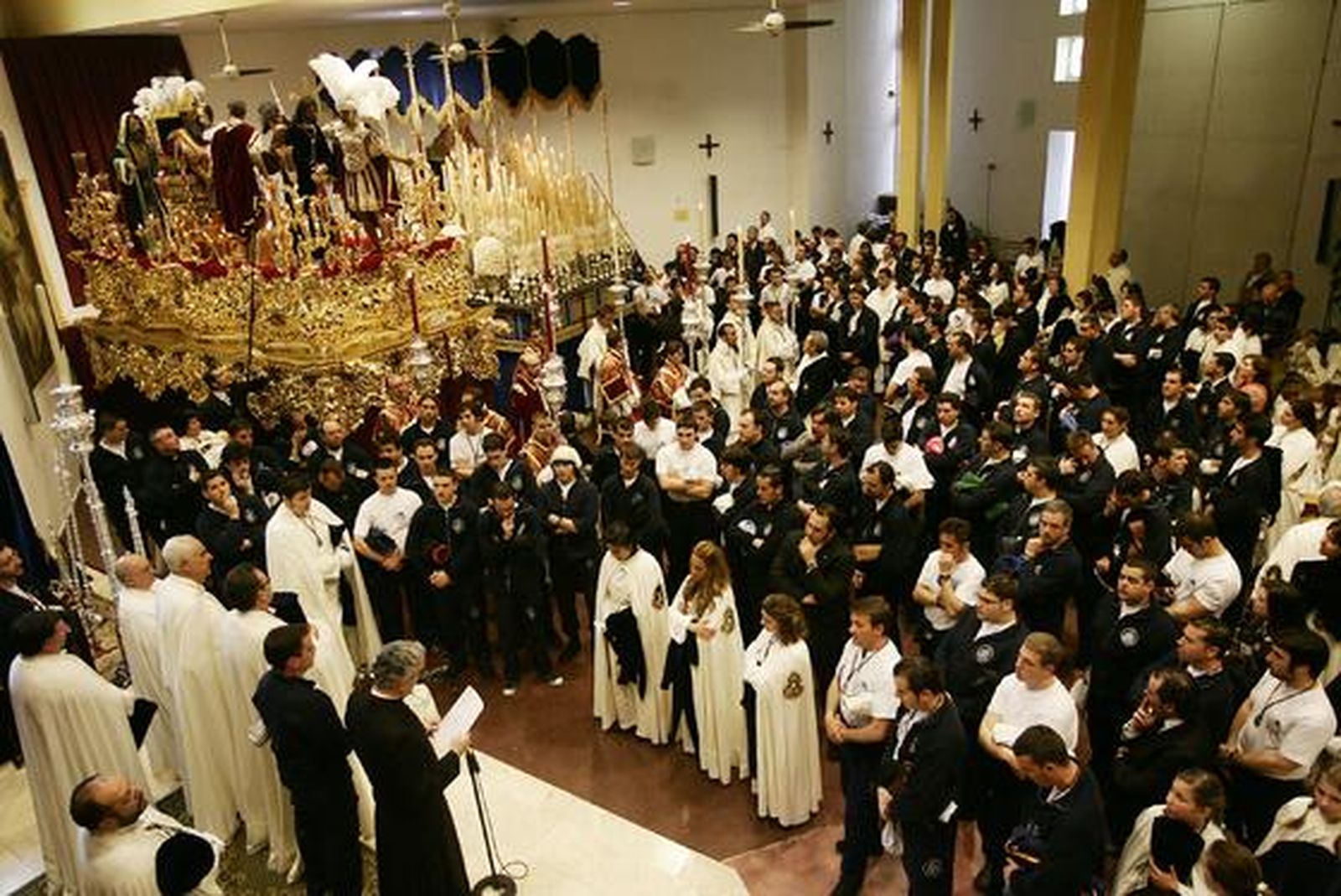 Los titulares de la Estrella, en el interior de la parroquia de San Fernando. / Óscar Barrionuevo