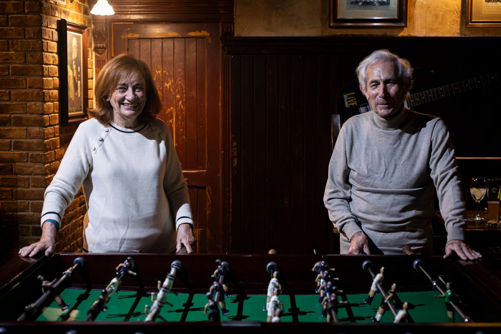 Josefina y Ramón, en el futbolín del pub irlandés.