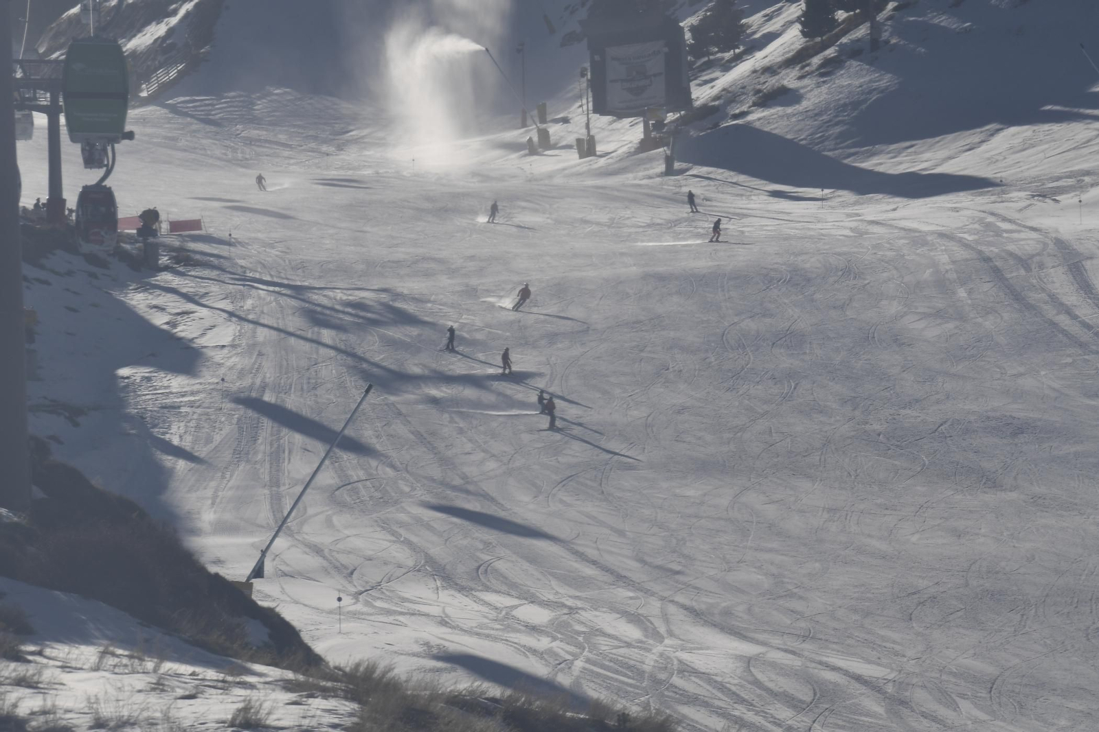 Fotos del primer día de esquí con la inauguración de la temporada en la Sierra