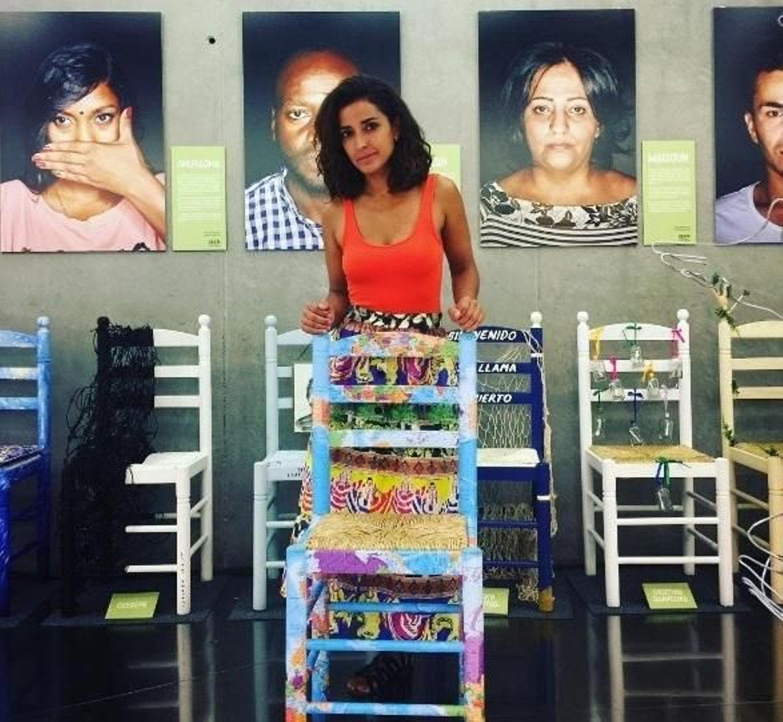 Inma Cuesta, con su silla en la exposición solidaria.
