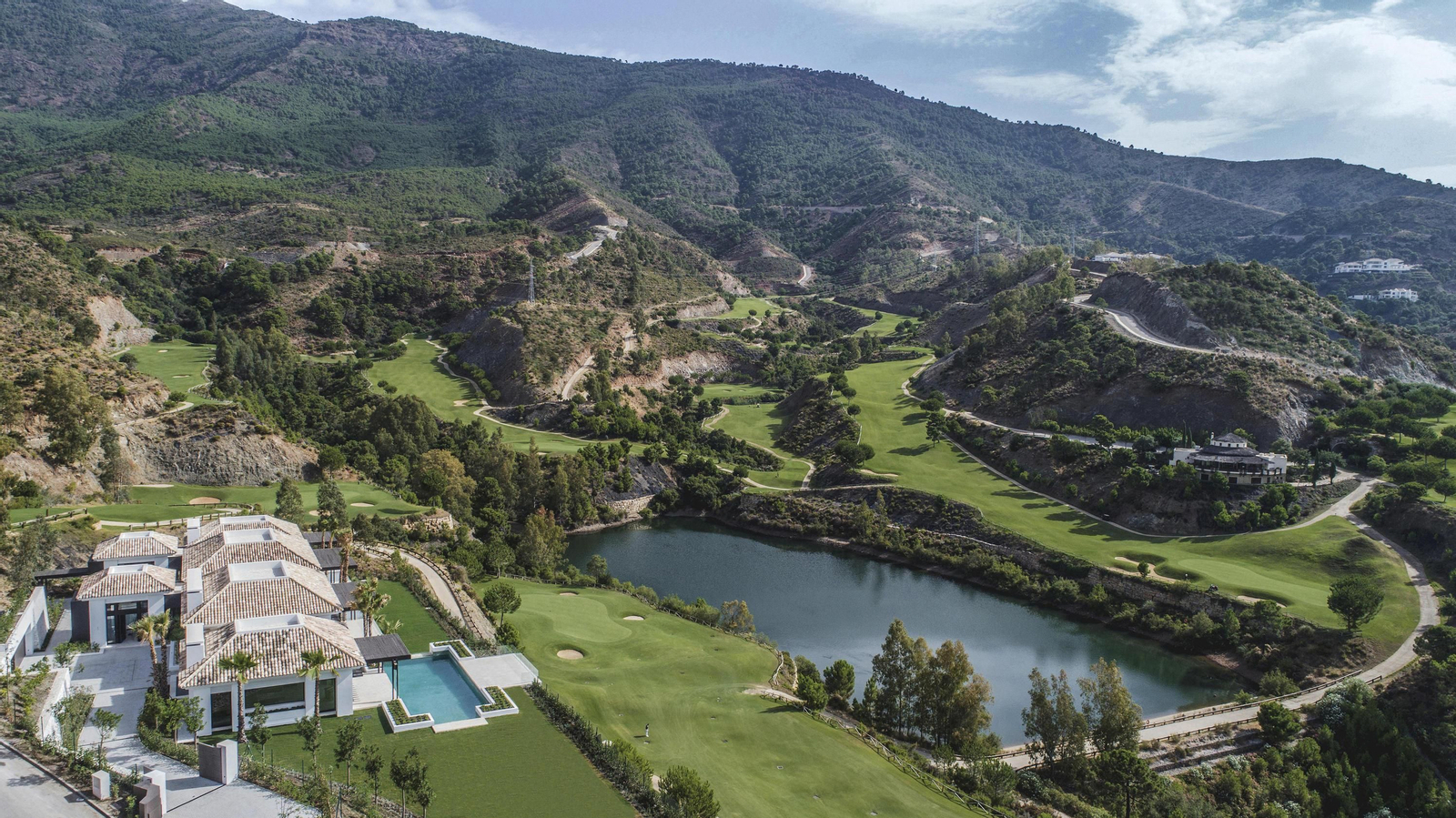 1. Panorámica de una de las urbanizaciones más lujosas y seguras de Europa, La Zagaleta, ubicada en el término municipal de Benahavís. 2. El complejo cuenta con un centro de equitación, dos campos de golf, varias pistas de tenis y un helipuerto privado. 3. Una de las más de 230 viviendas construidas hasta la fecha.