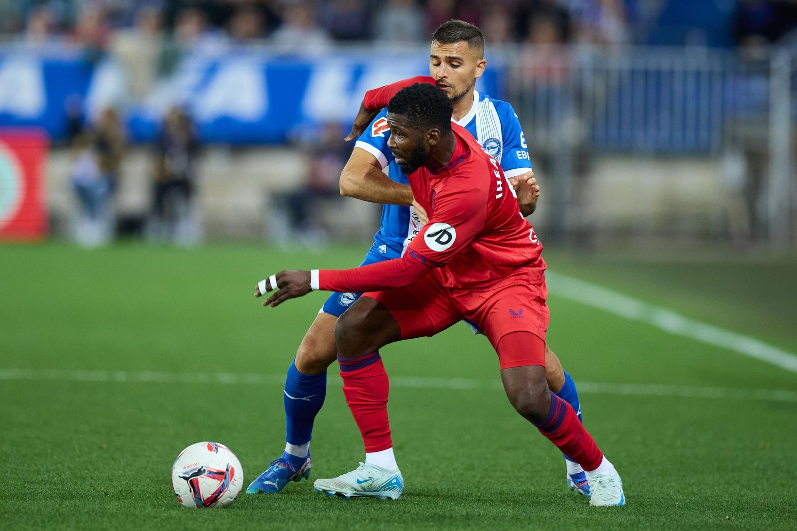 El nigeriano Iheanacho aguanta el balón ante el defensa Sedlar.