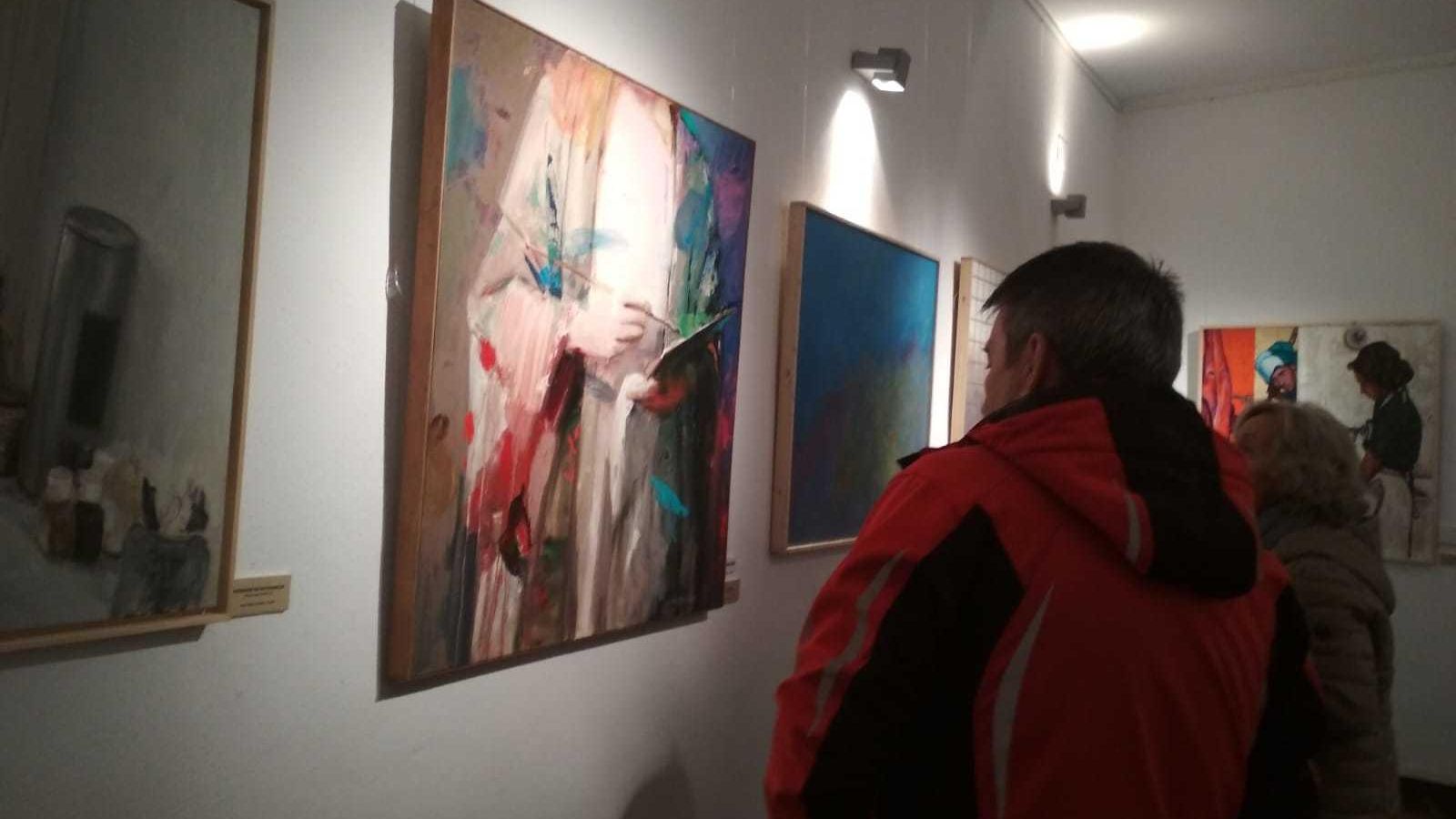 Visitantes miran las obras expuestas en el Museo de Fuenteheridos