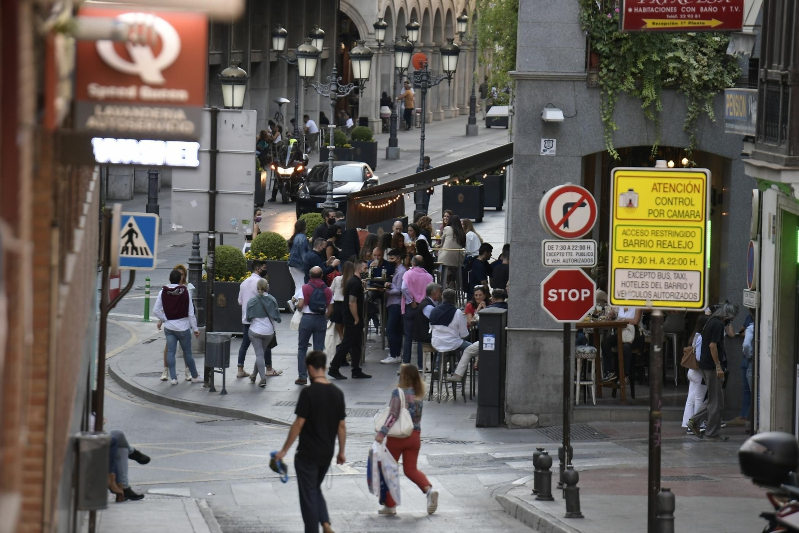 Y el domingo después de la movida... sigue la fiesta en el entorno de la calle Ganivet de Granada