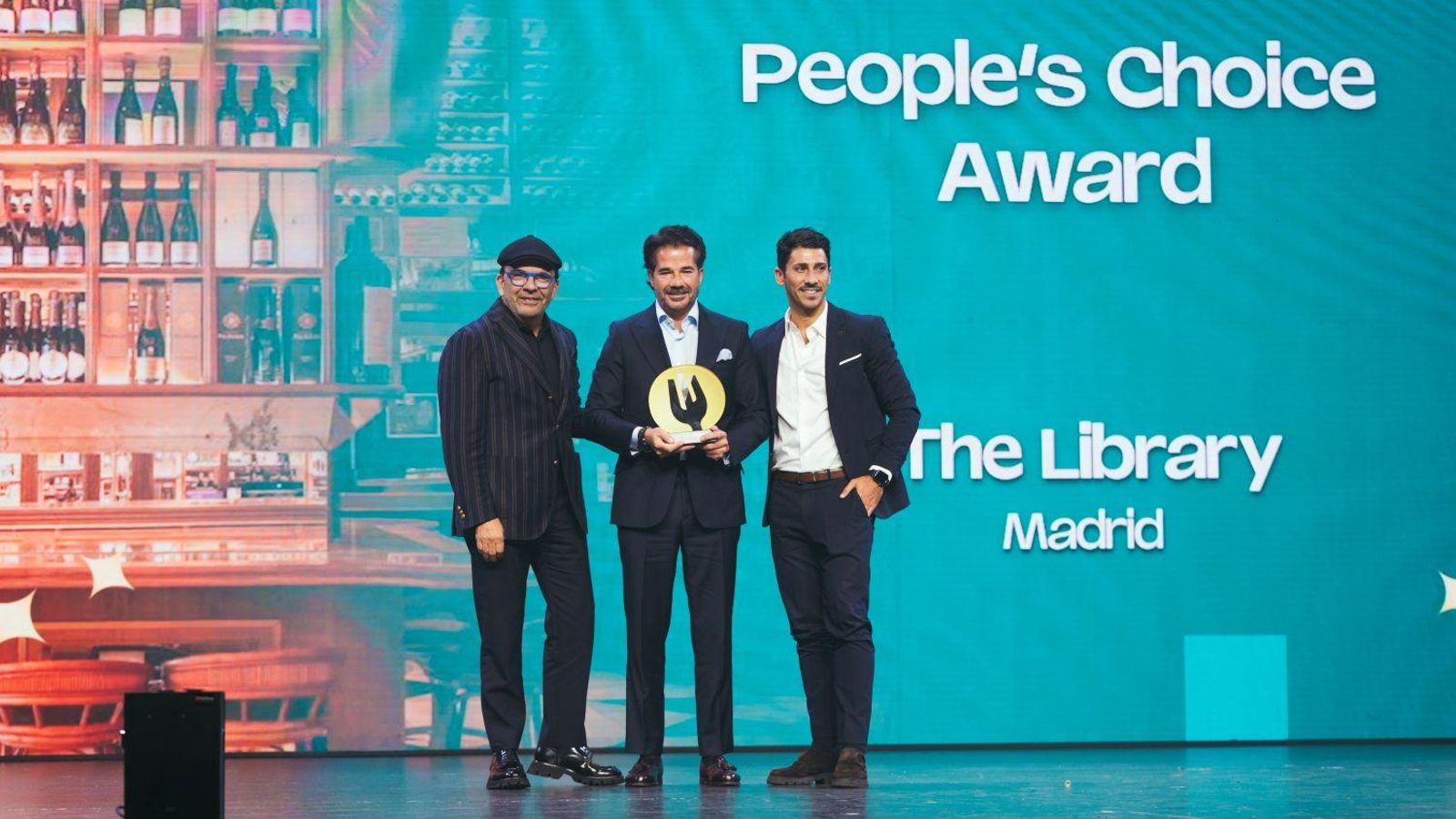 El chef Jesus Sánchez y la organización de TheFork entrega el premio de mejor apertura a The Library
