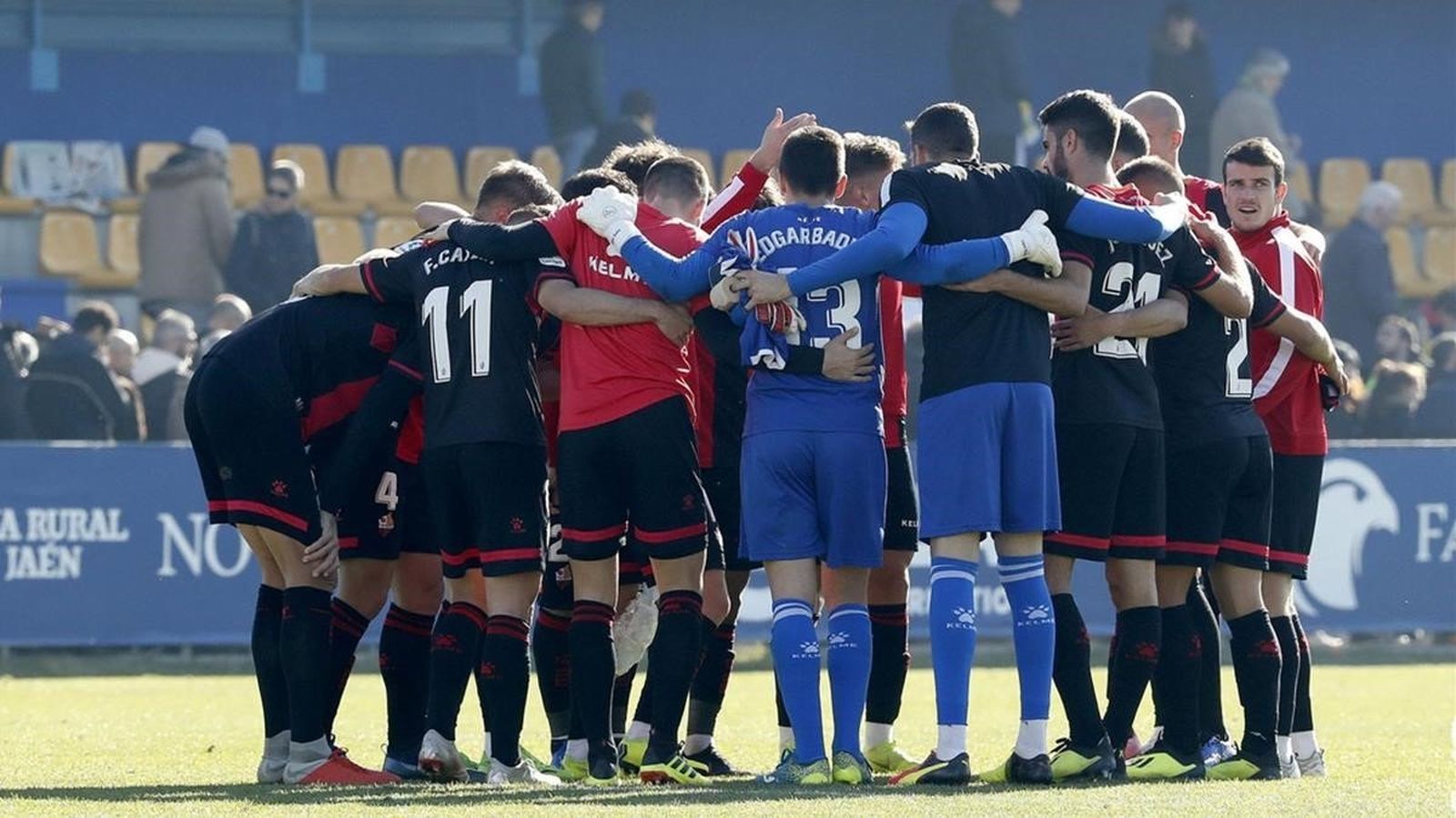 Los jugadores del Reus hacen piña tras vencer al Alcorcón en la pasada jornada de Liga.
