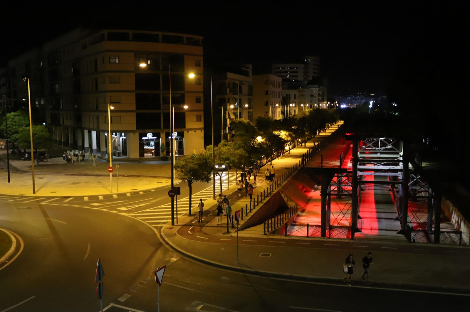 El muelle de mineral de la compañía Riotinto se engalana con los colores de España para celebrar el día de la Hispanidad, en imágenes