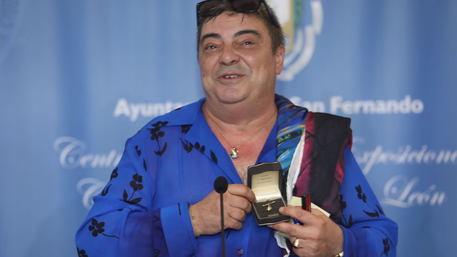 El Ayuntamiento hizo entrega de una insignia con forma de cañaílla al bailaor Antonio Canales.