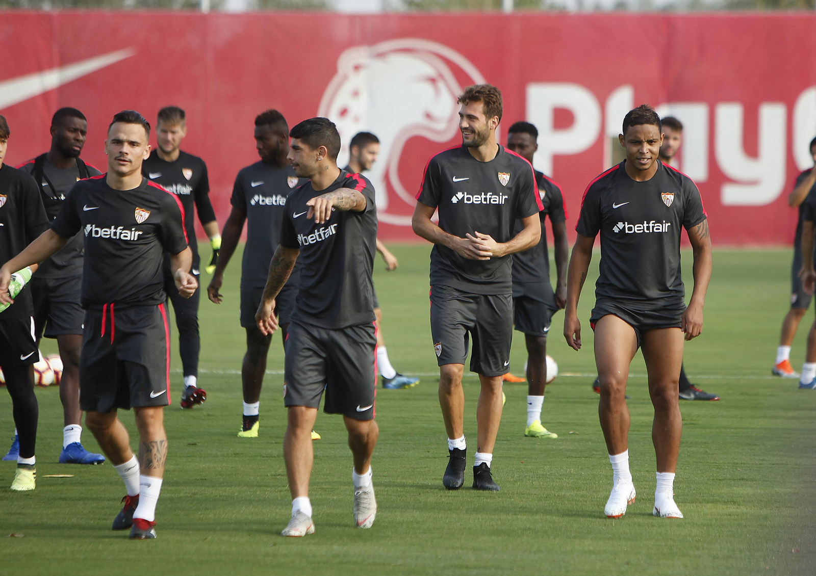 Banega realiza una indicación entre Roque Mesa, Franco Vázquez y Muriel.