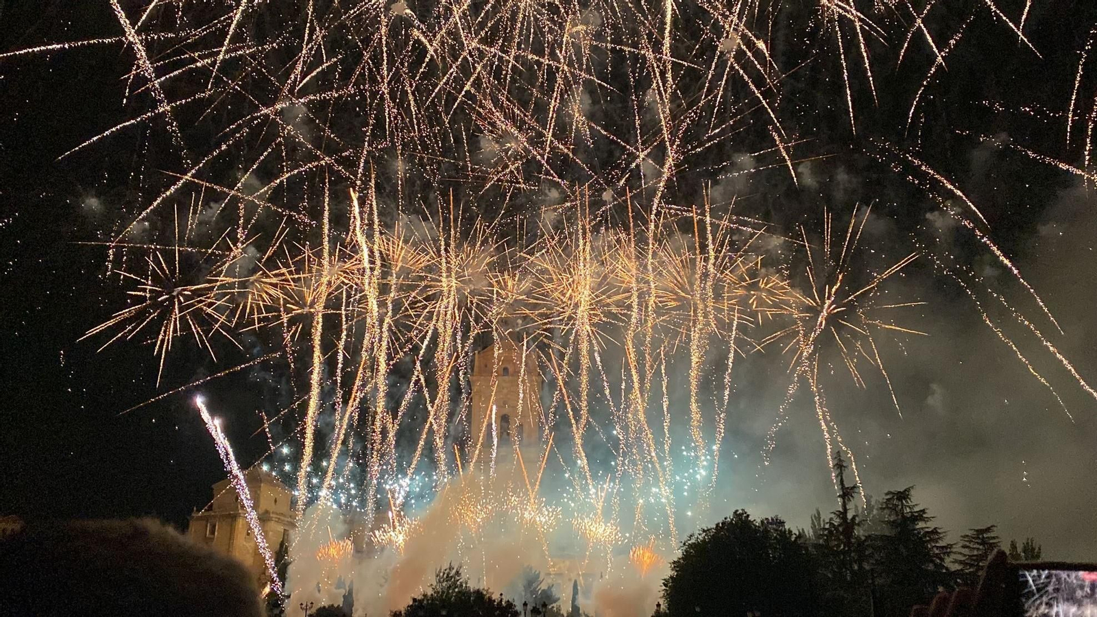 El magnífico espectáculo pirotécnico frente a la Catedral marcó el final de la Feria y Fiestas de Guadix 2024.